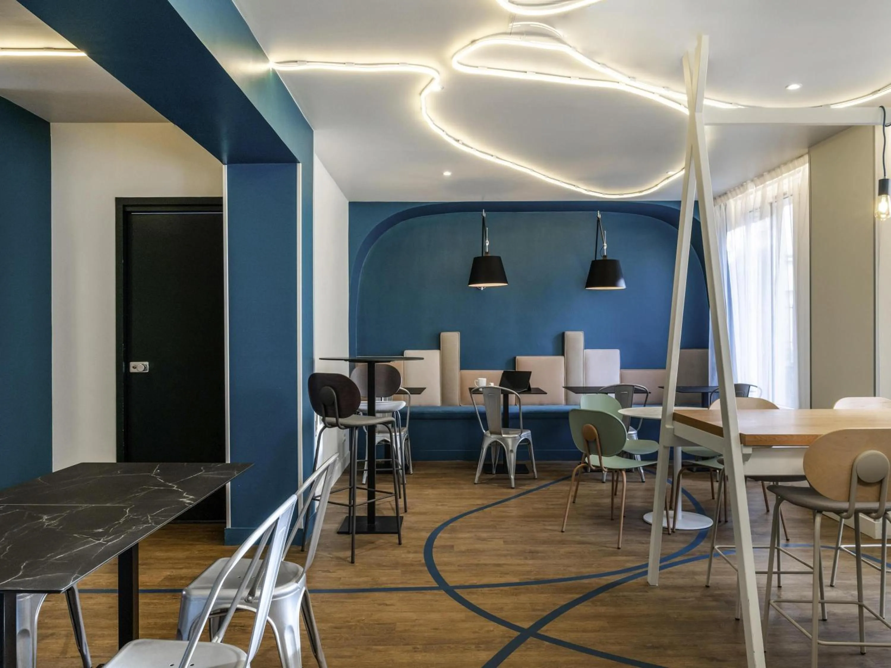 Lounge or bar in ibis Styles Asnieres Centre