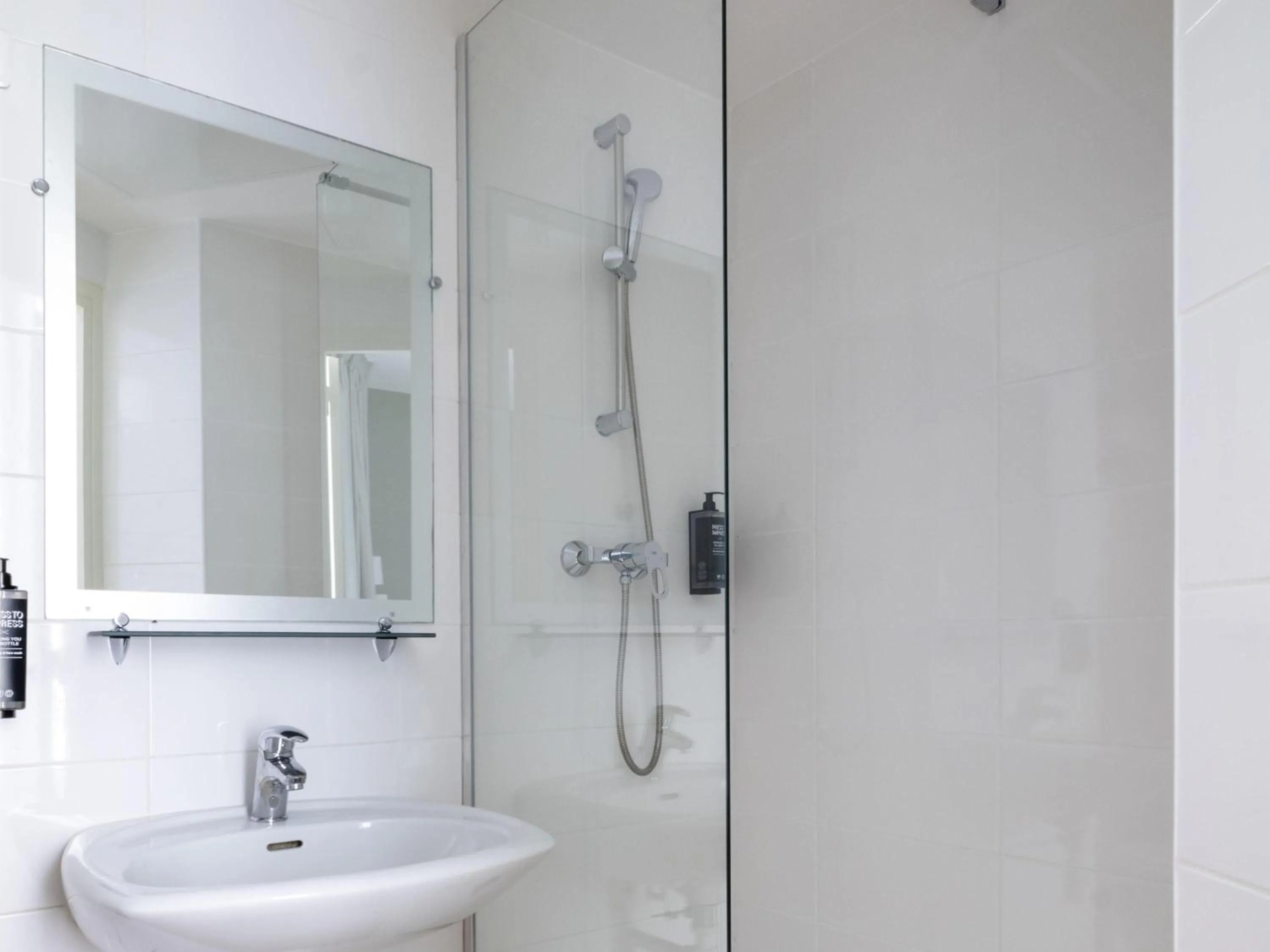 Bedroom in ibis Styles Asnieres Centre