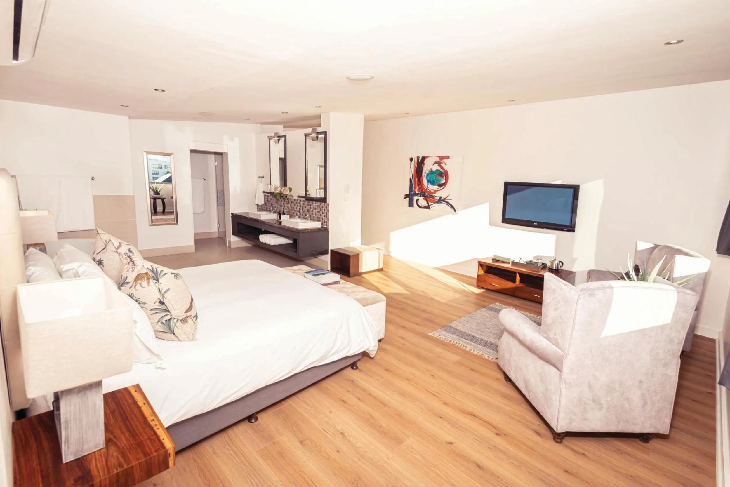 Photo of the whole room, Bed in Newkings Boutique Hotel