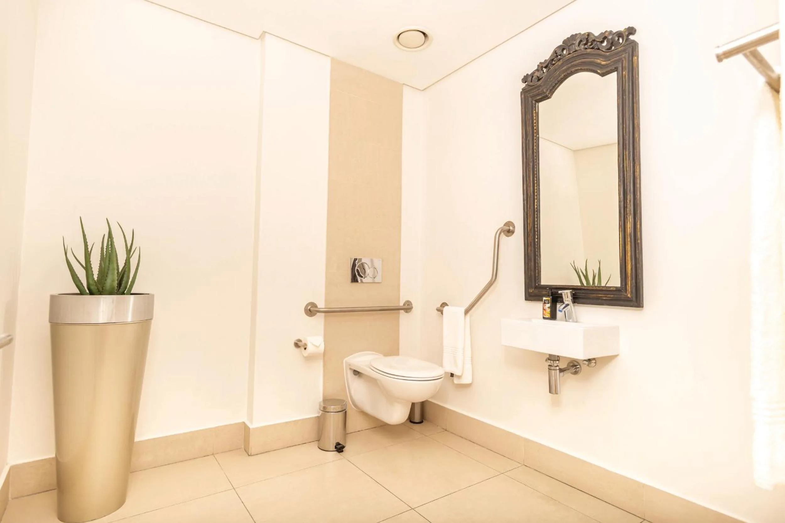 Toilet in Newkings Boutique Hotel