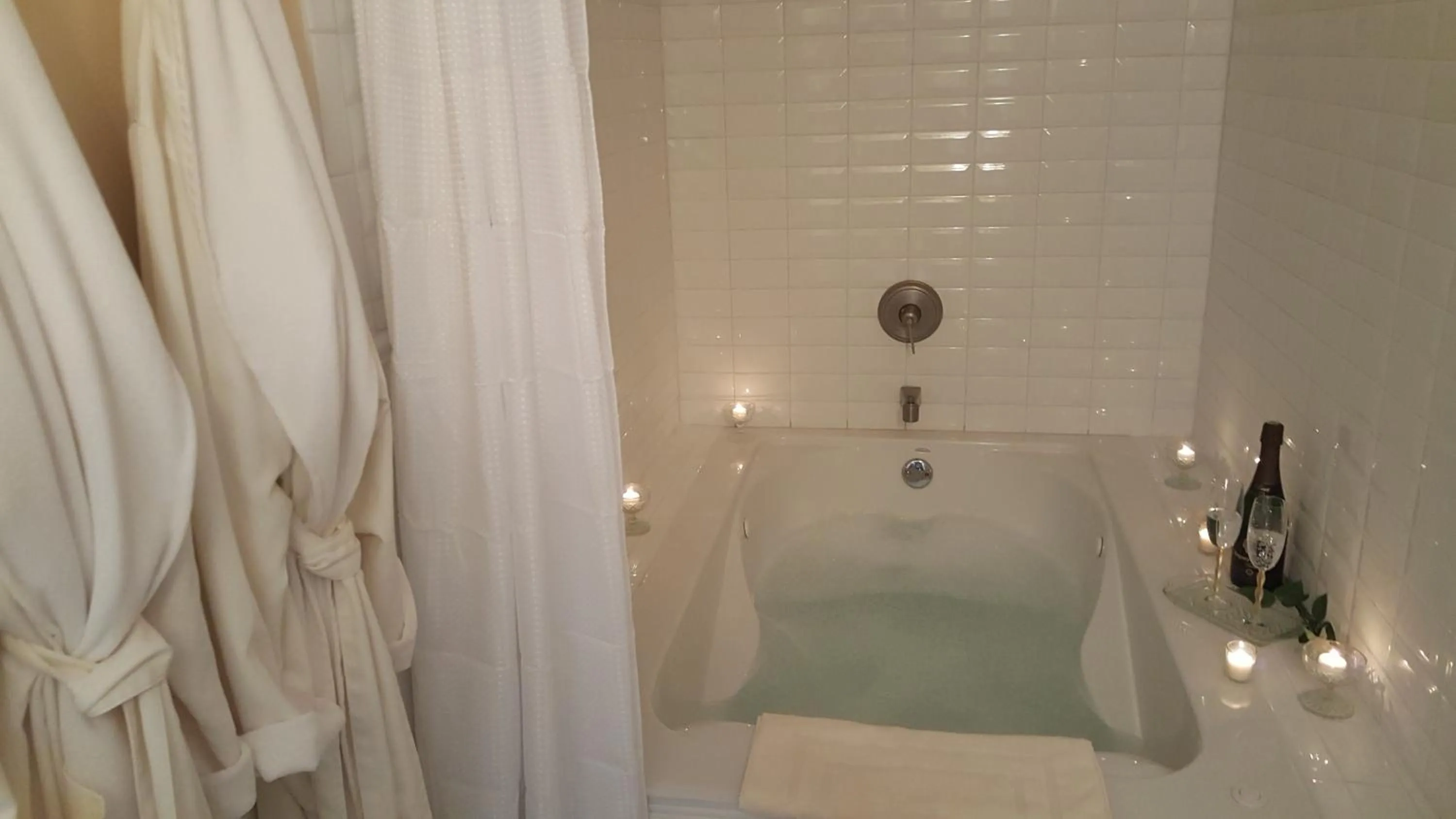 Hot Tub in Rosemont B&B Cottages