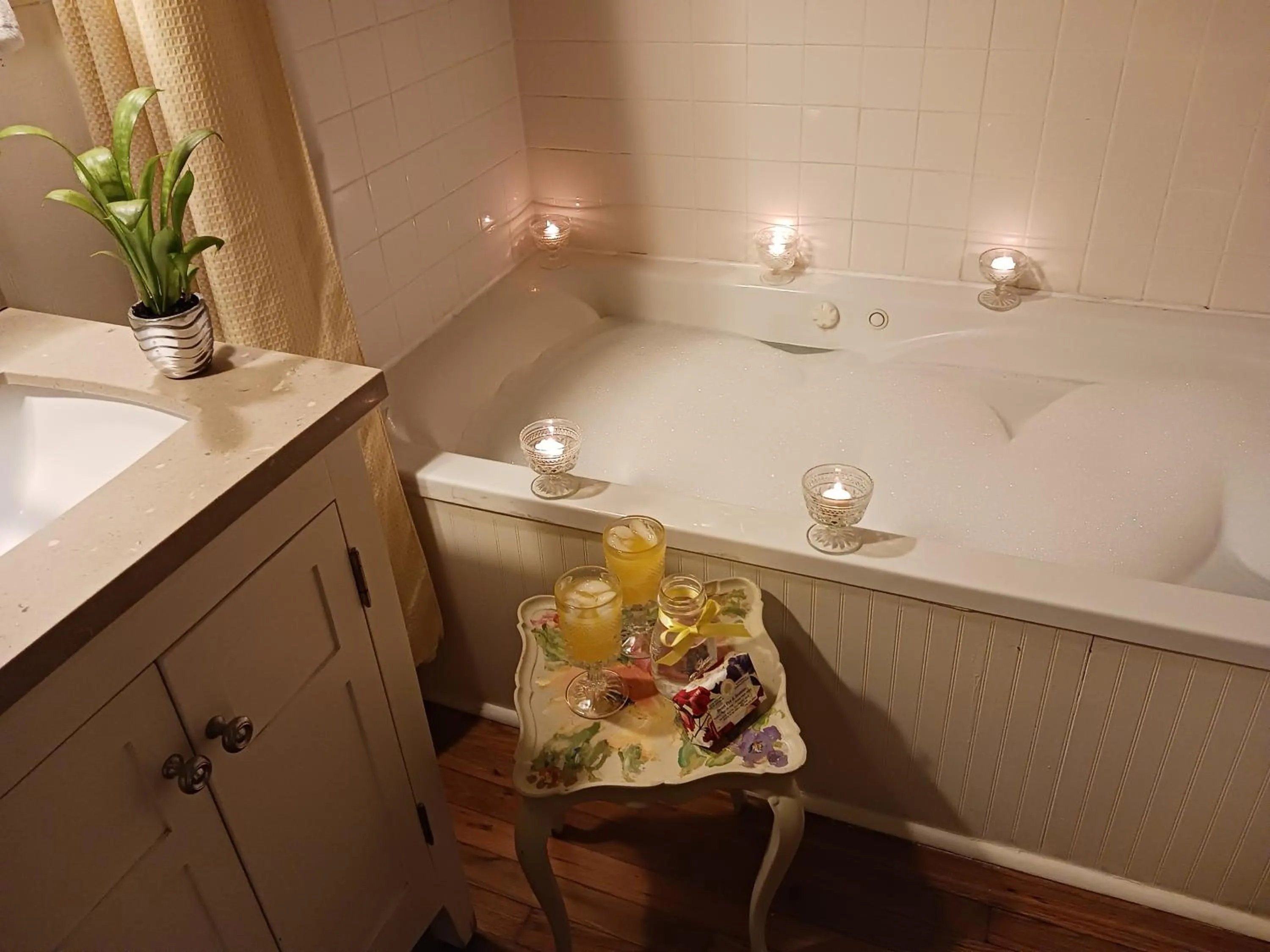 Hot Tub in Rosemont B&B Cottages