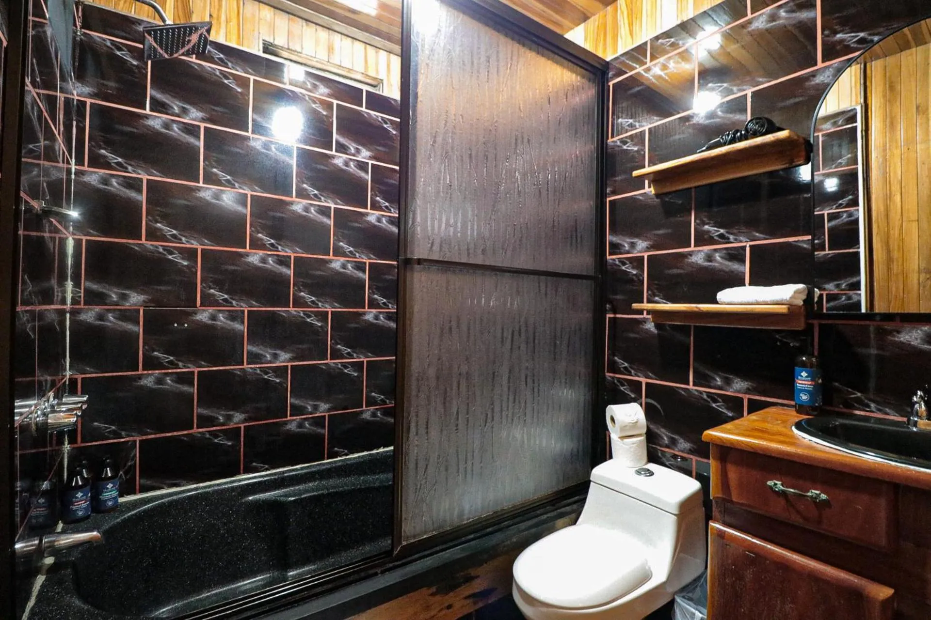 Shower in Hotel Flor de Bromelia