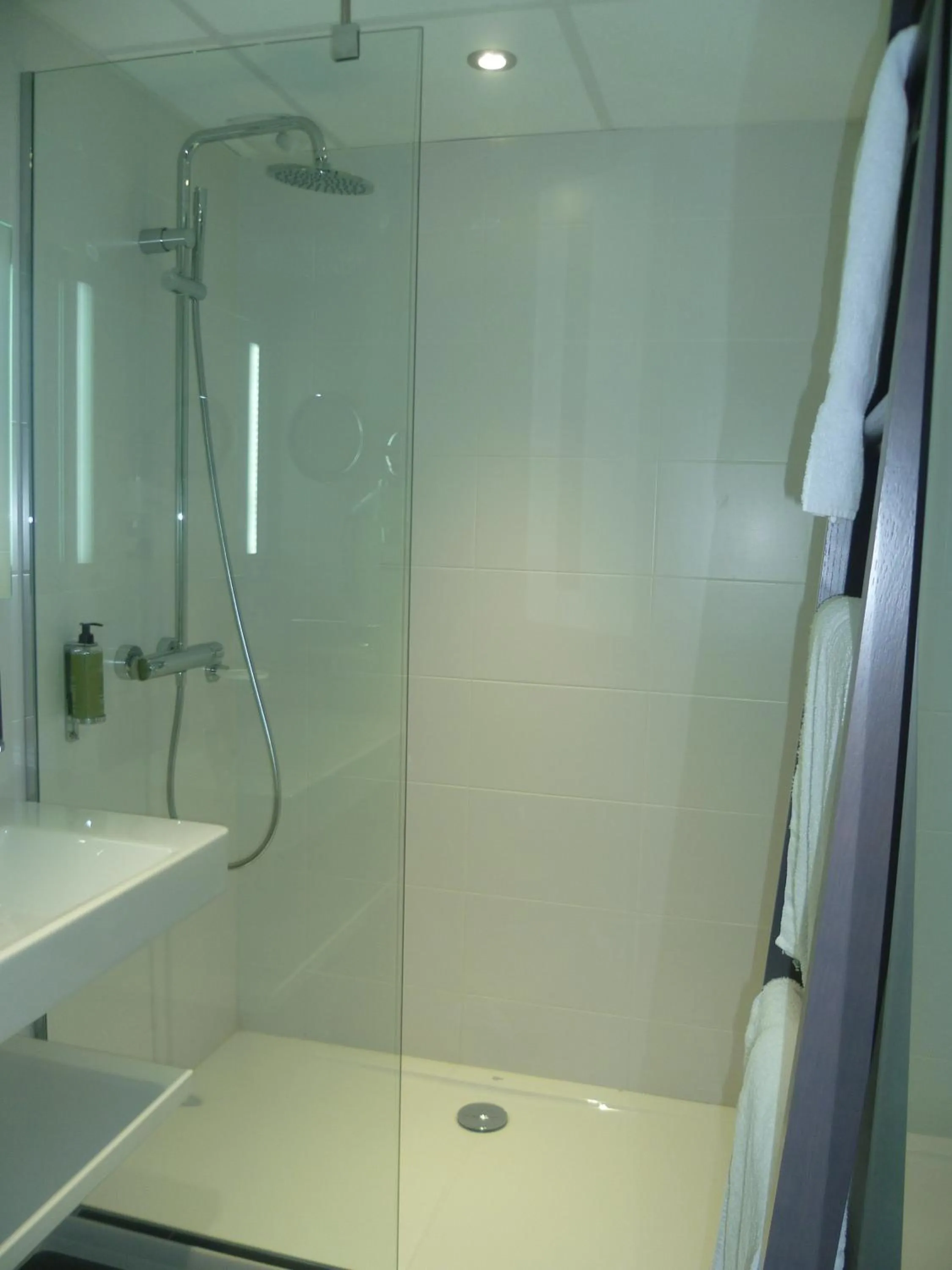 Bathroom in Hôtel Anne De Bretagne