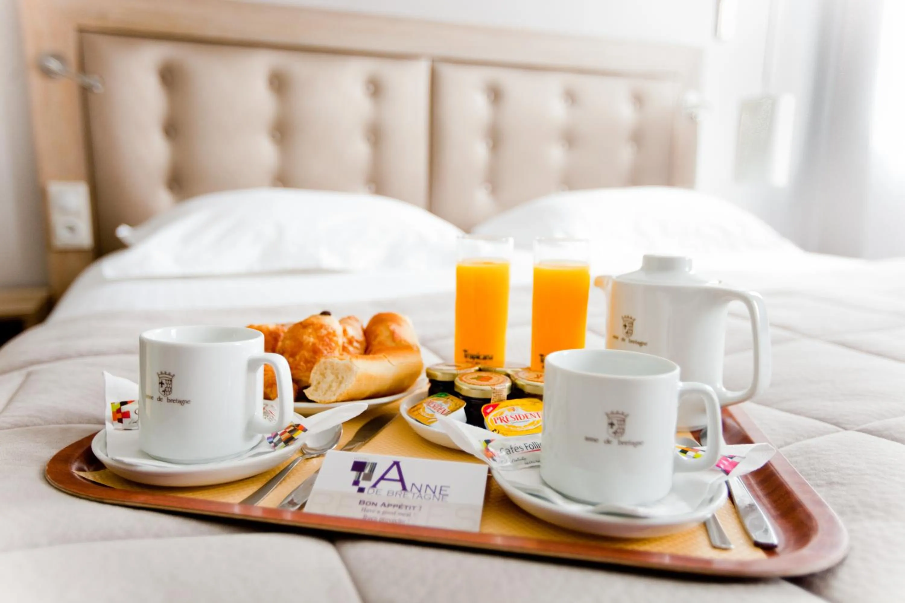 Food and drinks, Bed in Hôtel Anne De Bretagne