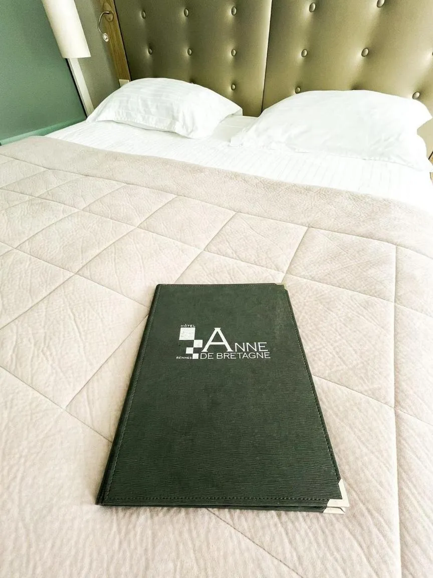 Bed in Hôtel Anne De Bretagne