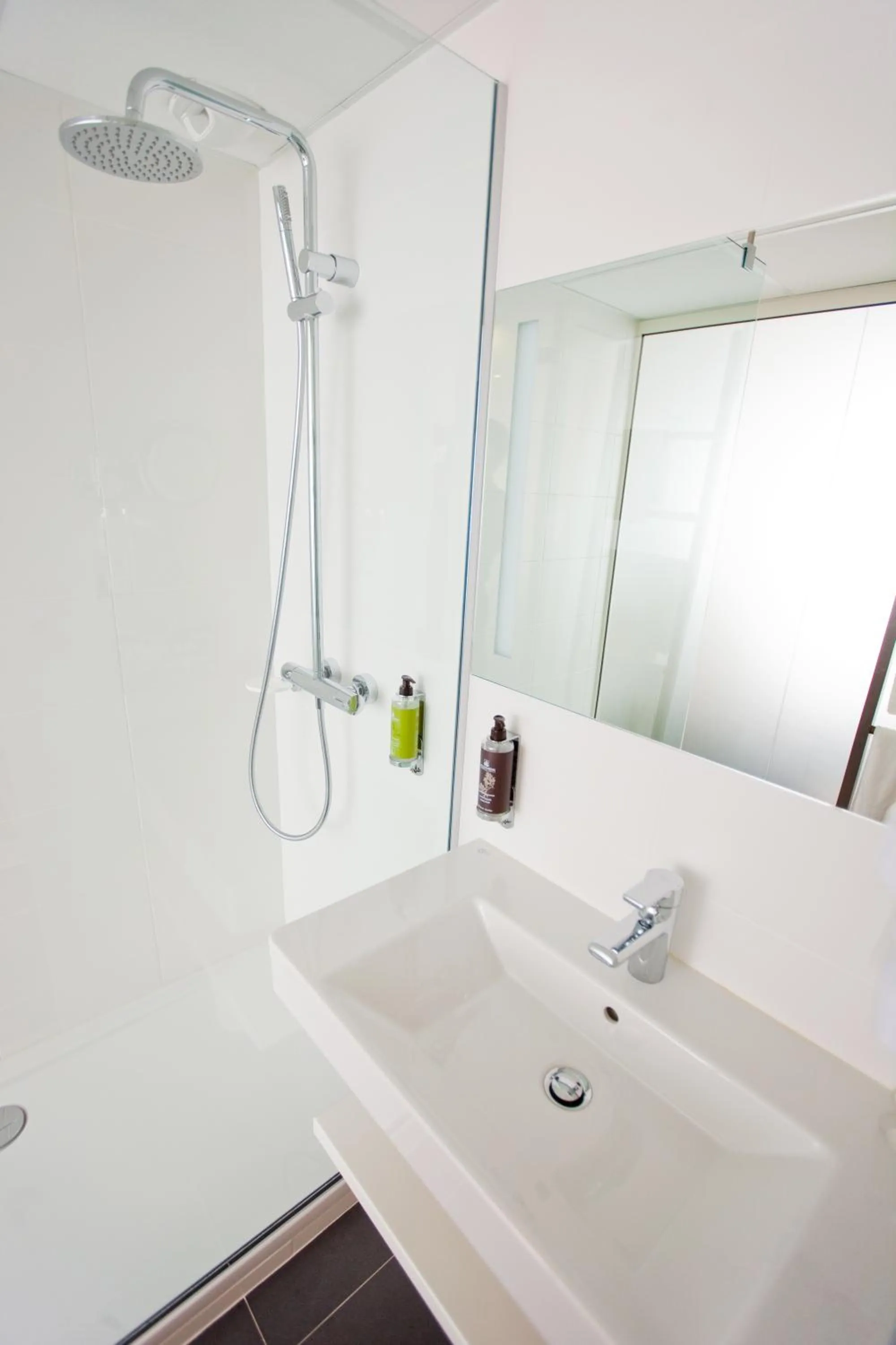 Bathroom in Hôtel Anne De Bretagne