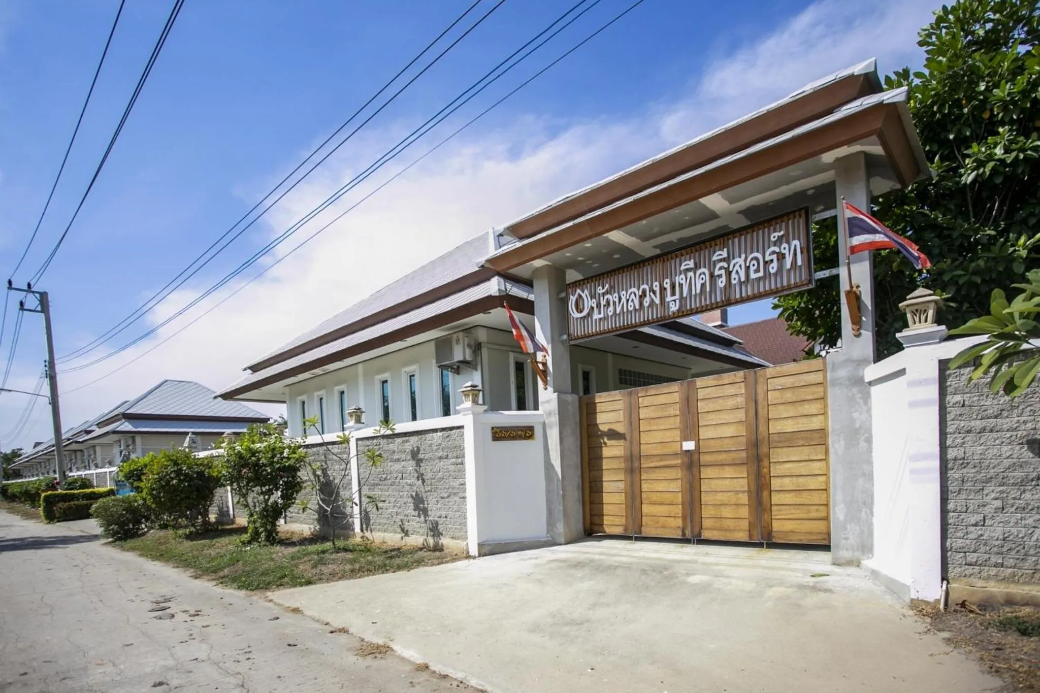 Facade/entrance in Bualuang Boutique Resort