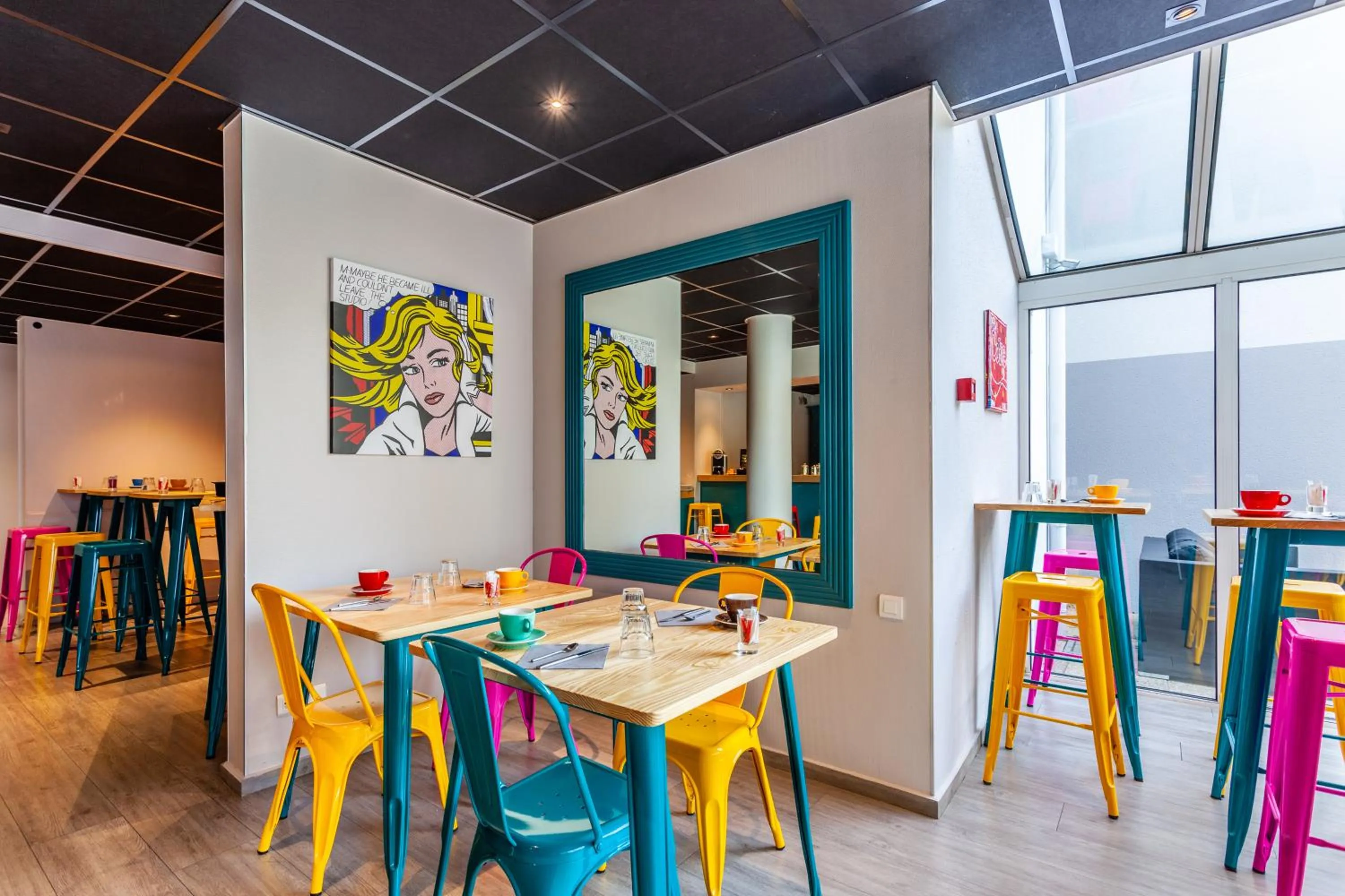 Restaurant/Places to Eat in Hotel Full Colors