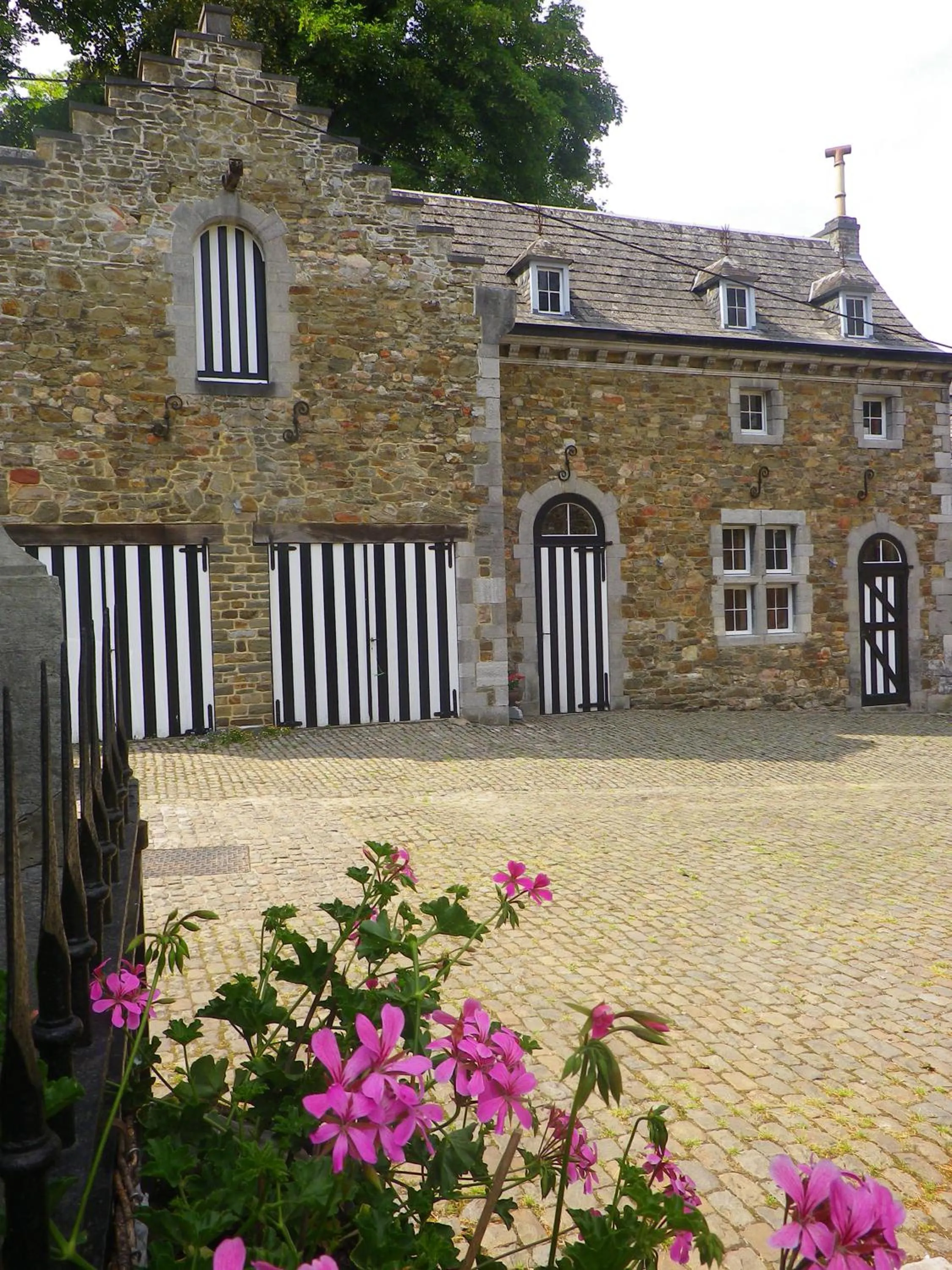 Inner courtyard view in Château de Bonne Espérance