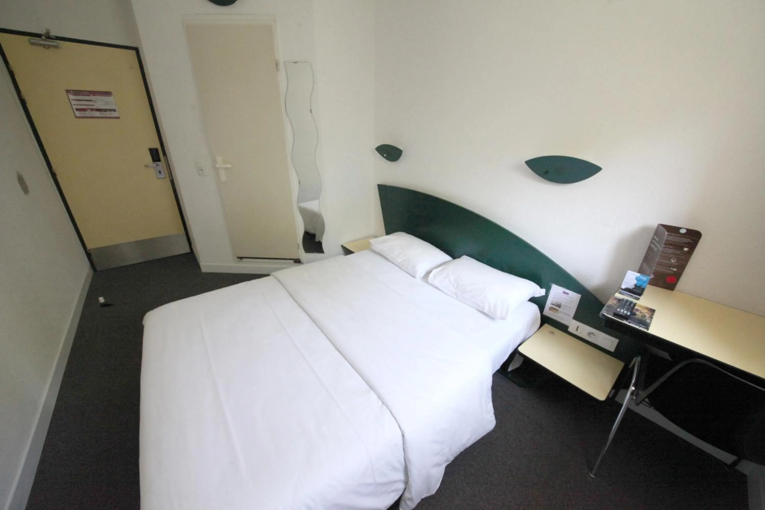 Bedroom, Bed in Hotel Cerise Nancy