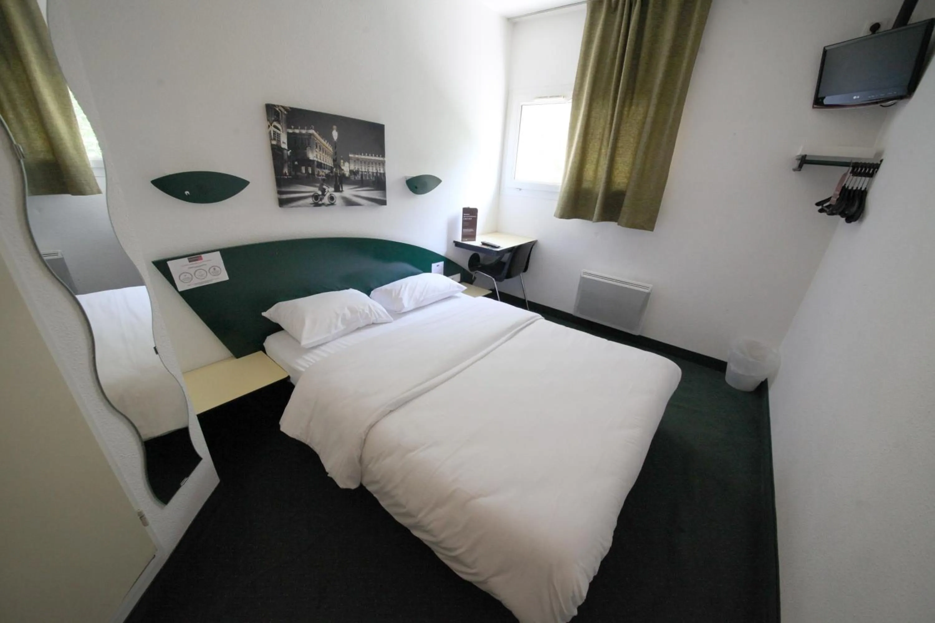 Bedroom, Bed in Hotel Cerise Nancy