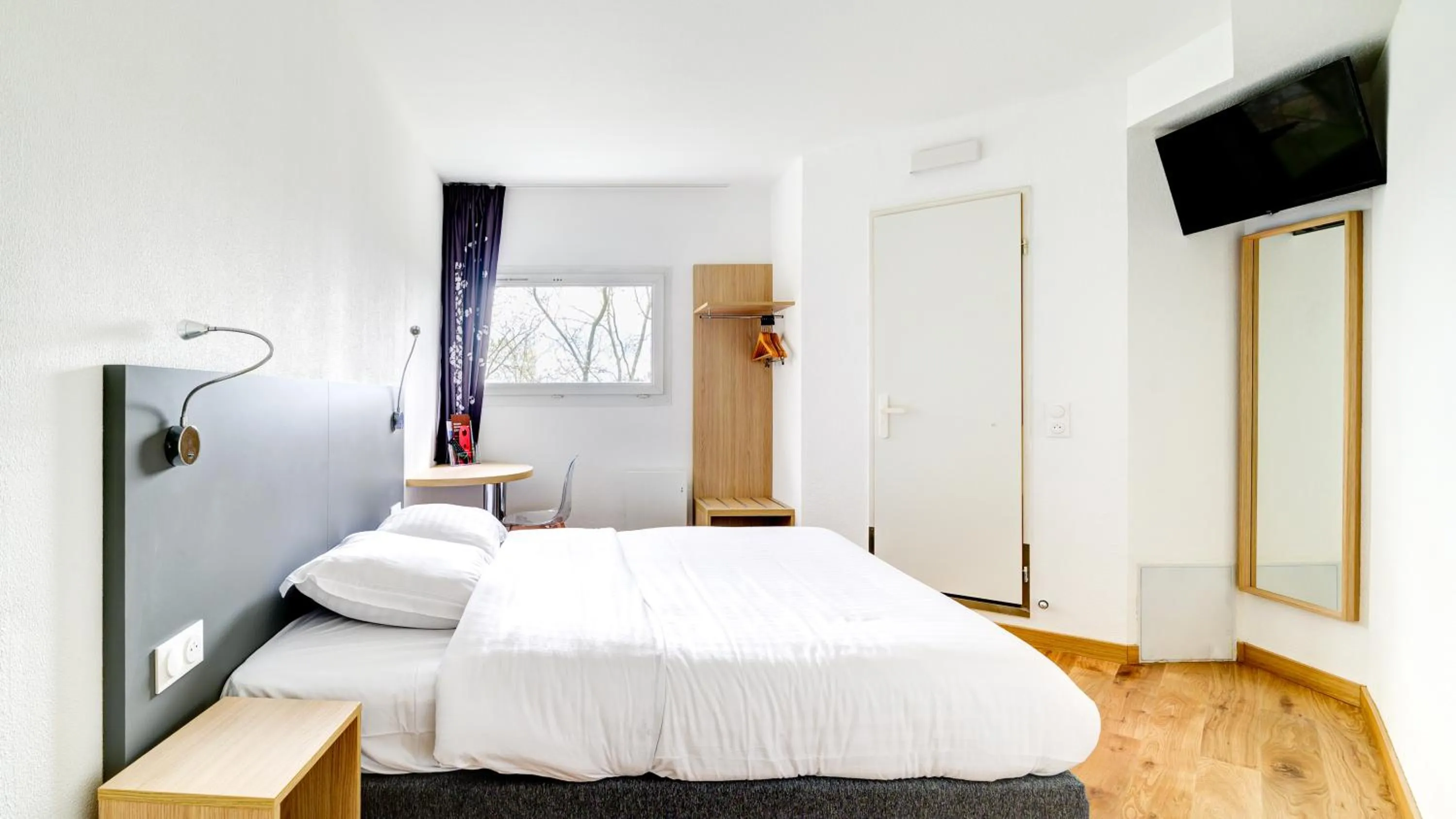 Bedroom, Bed in Hotel Cerise Nancy