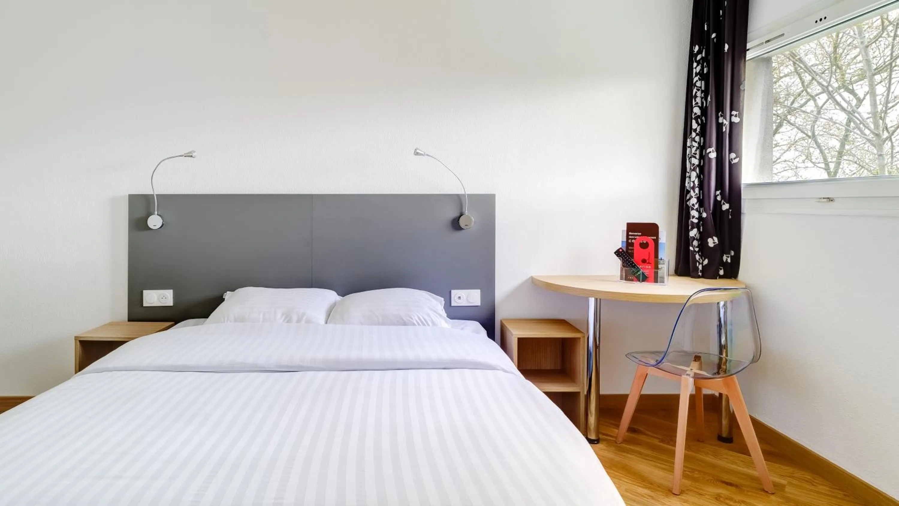 Bedroom, Bed in Hotel Cerise Nancy