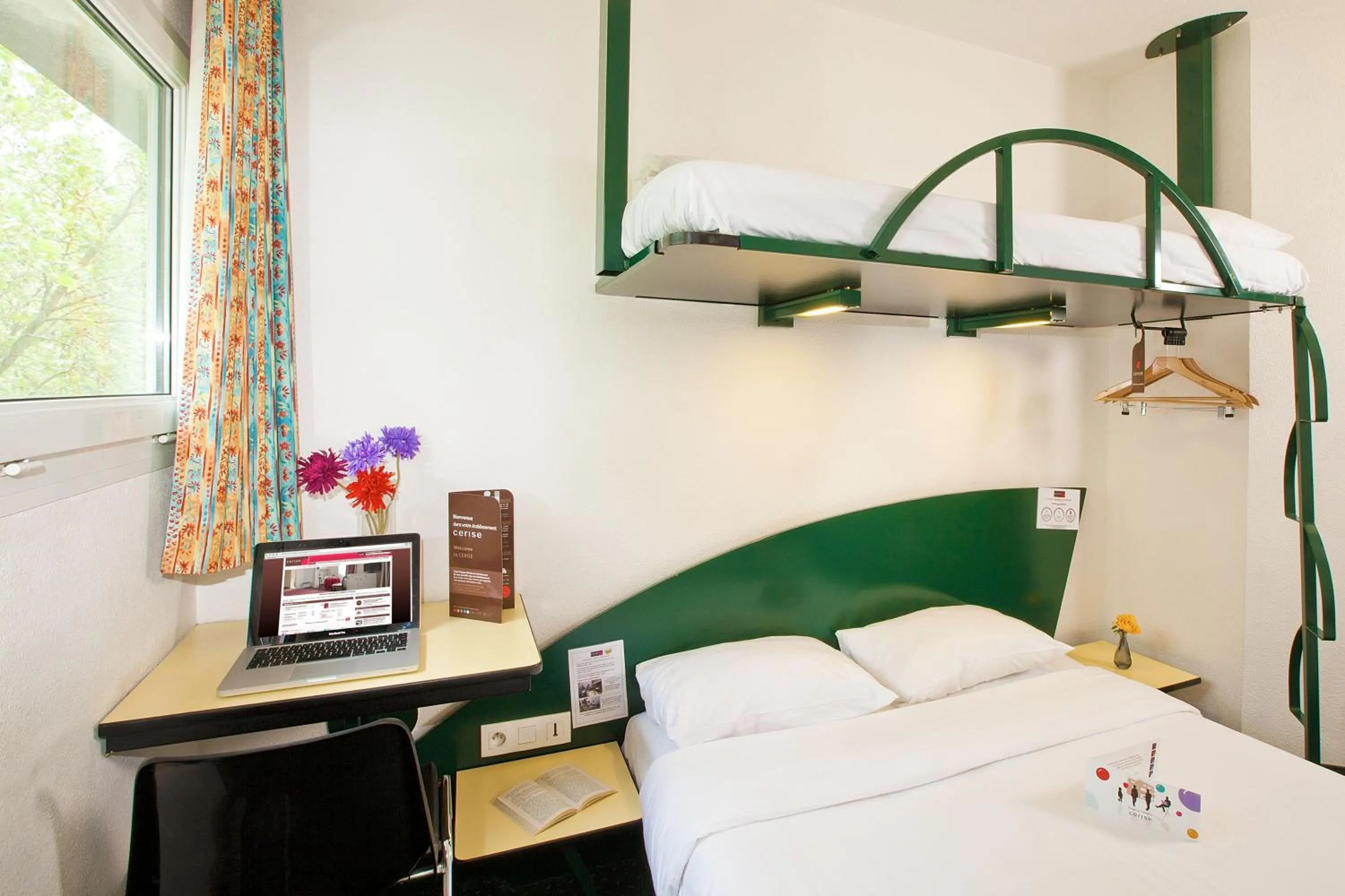 Bedroom, Bed in Hotel Cerise Nancy