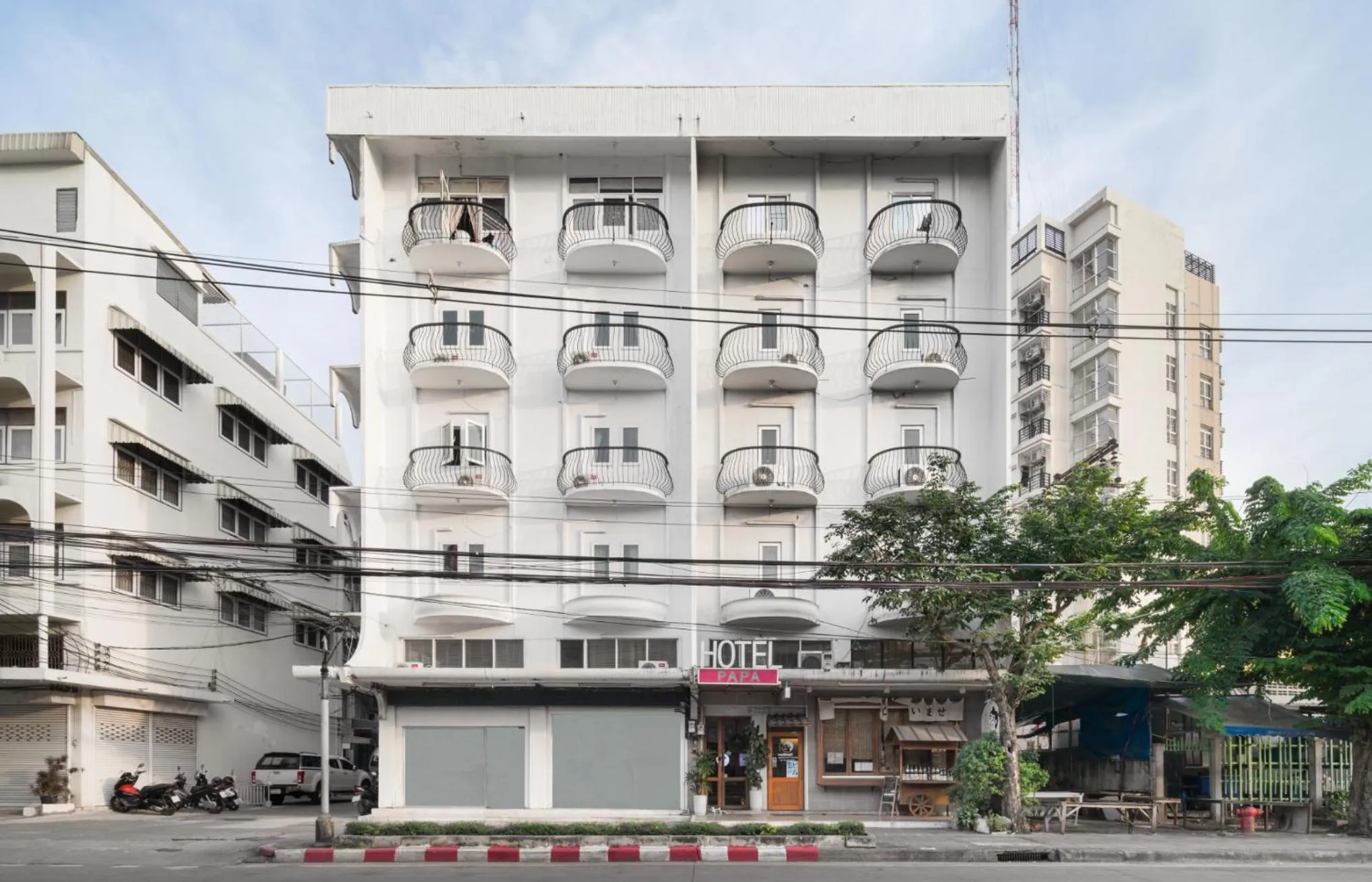 Property building in Hotel PaPa Bangkok Siriraj
