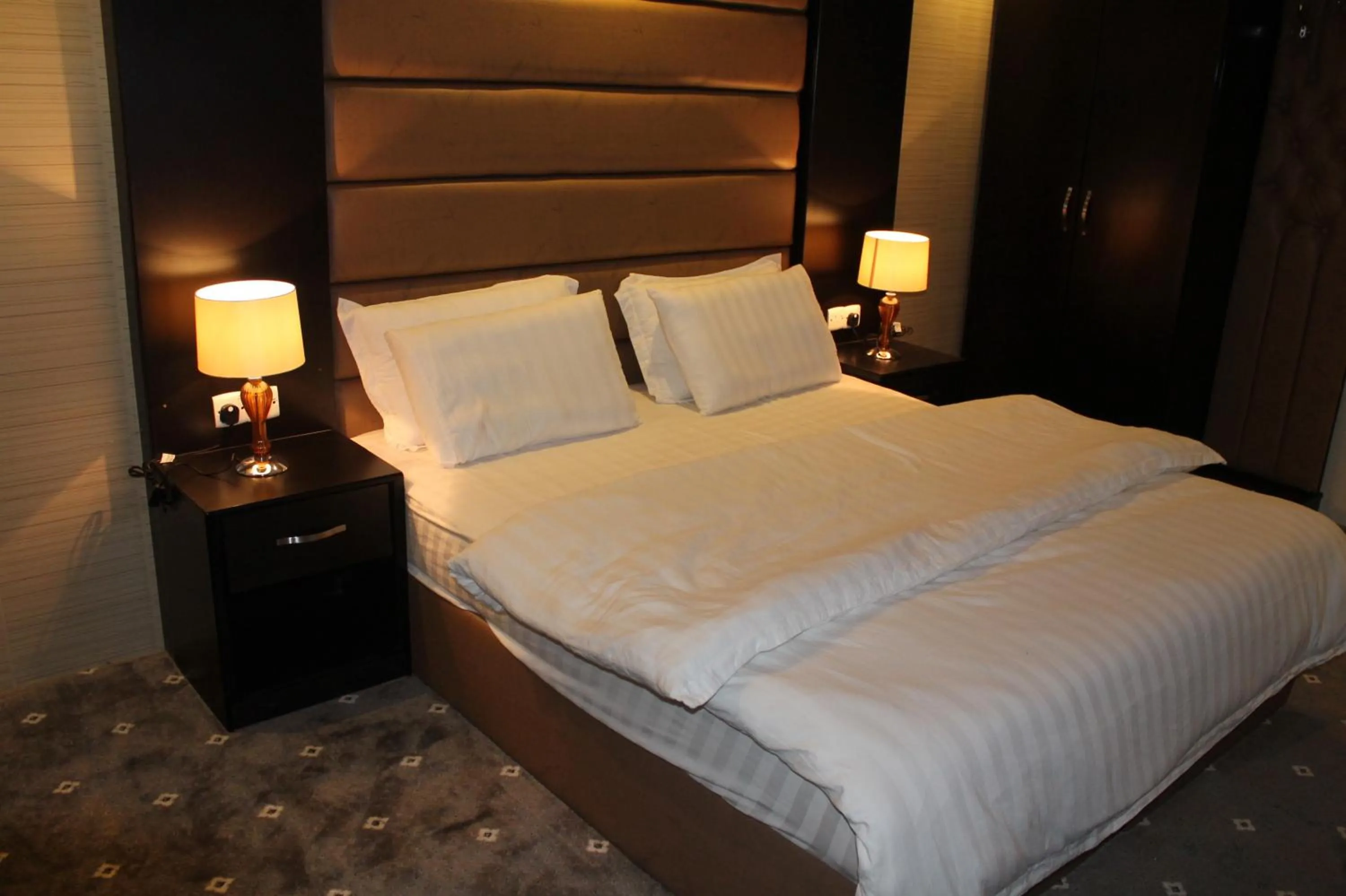 Photo of the whole room, Bed in Desert Rose