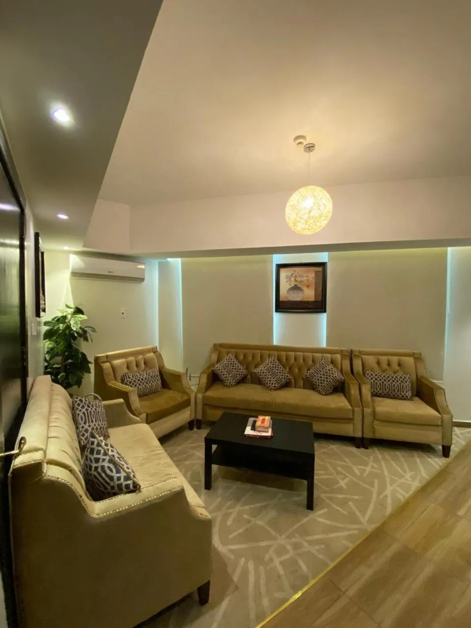 Decorative detail in Desert Rose