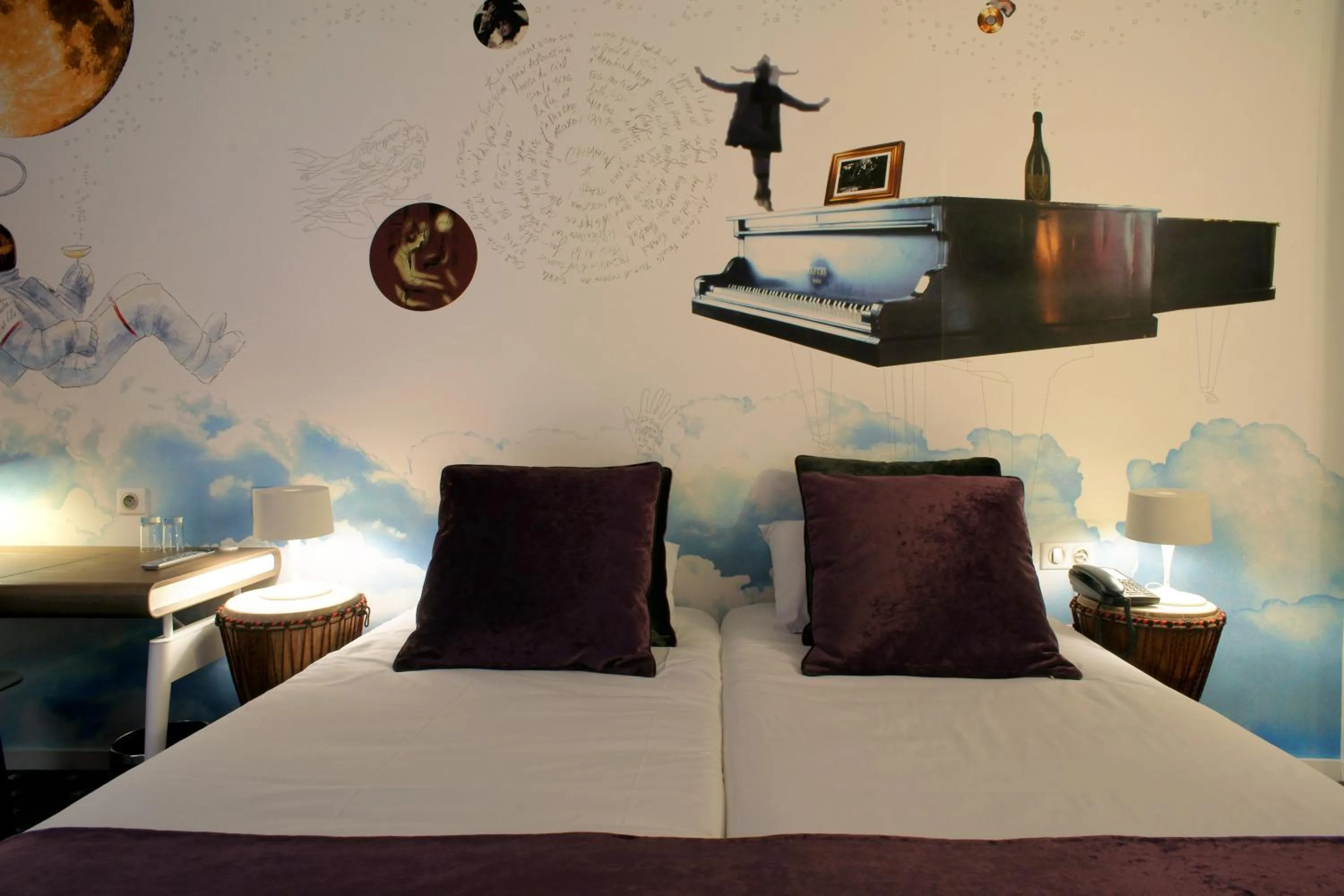 Bed in Hôtel du Triangle d'Or