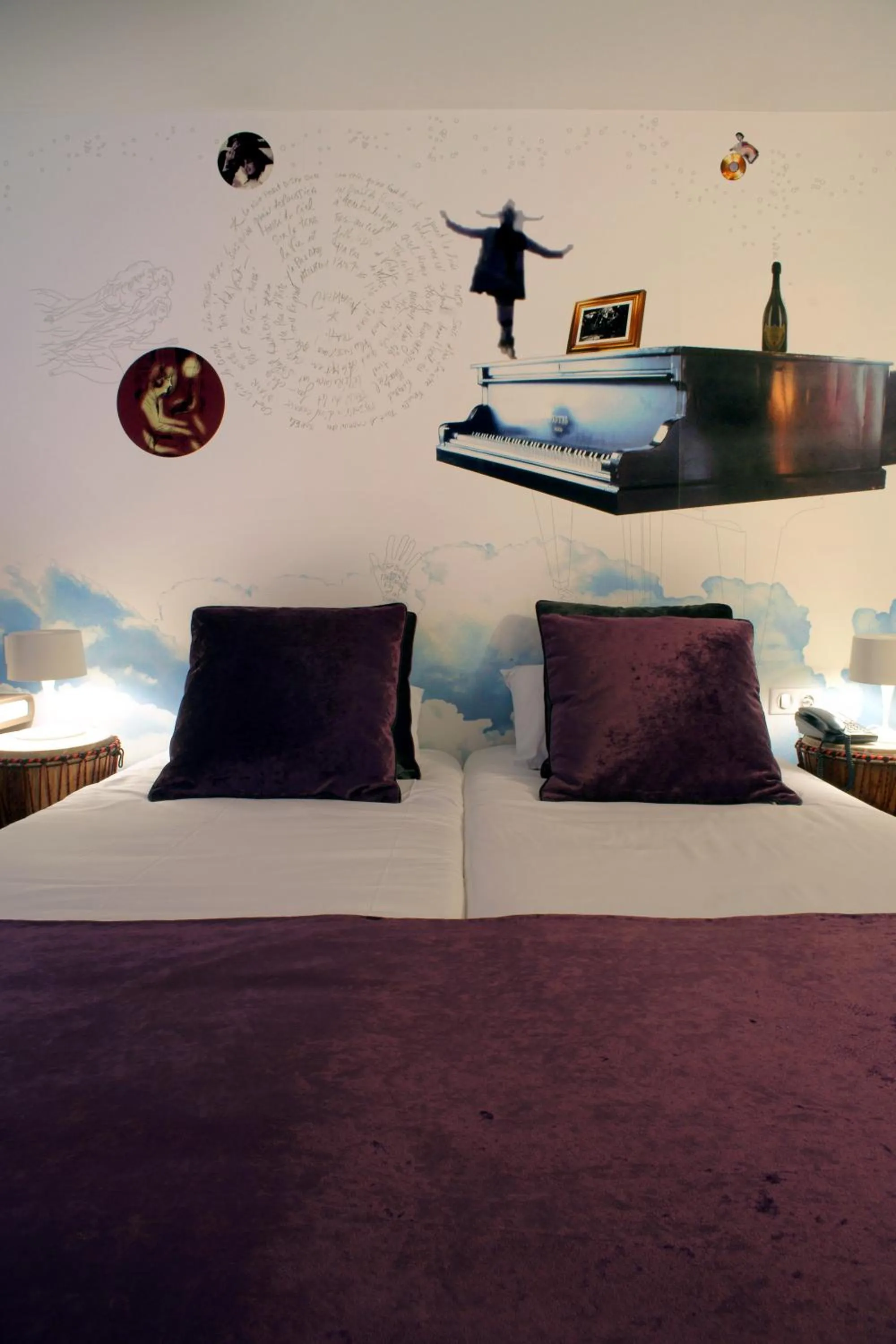 Bed in Hôtel du Triangle d'Or