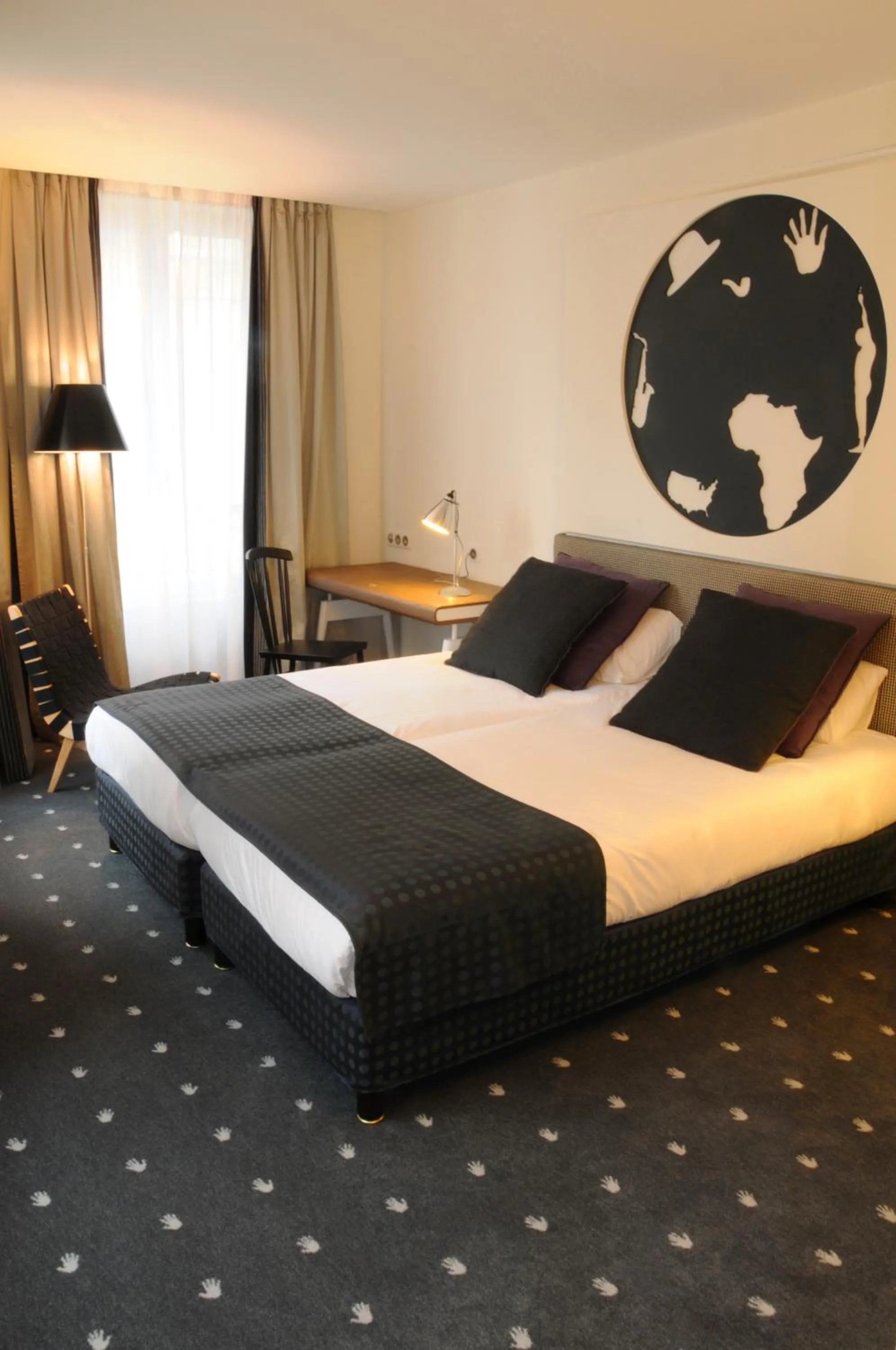 Bedroom, Bed in Hôtel du Triangle d'Or