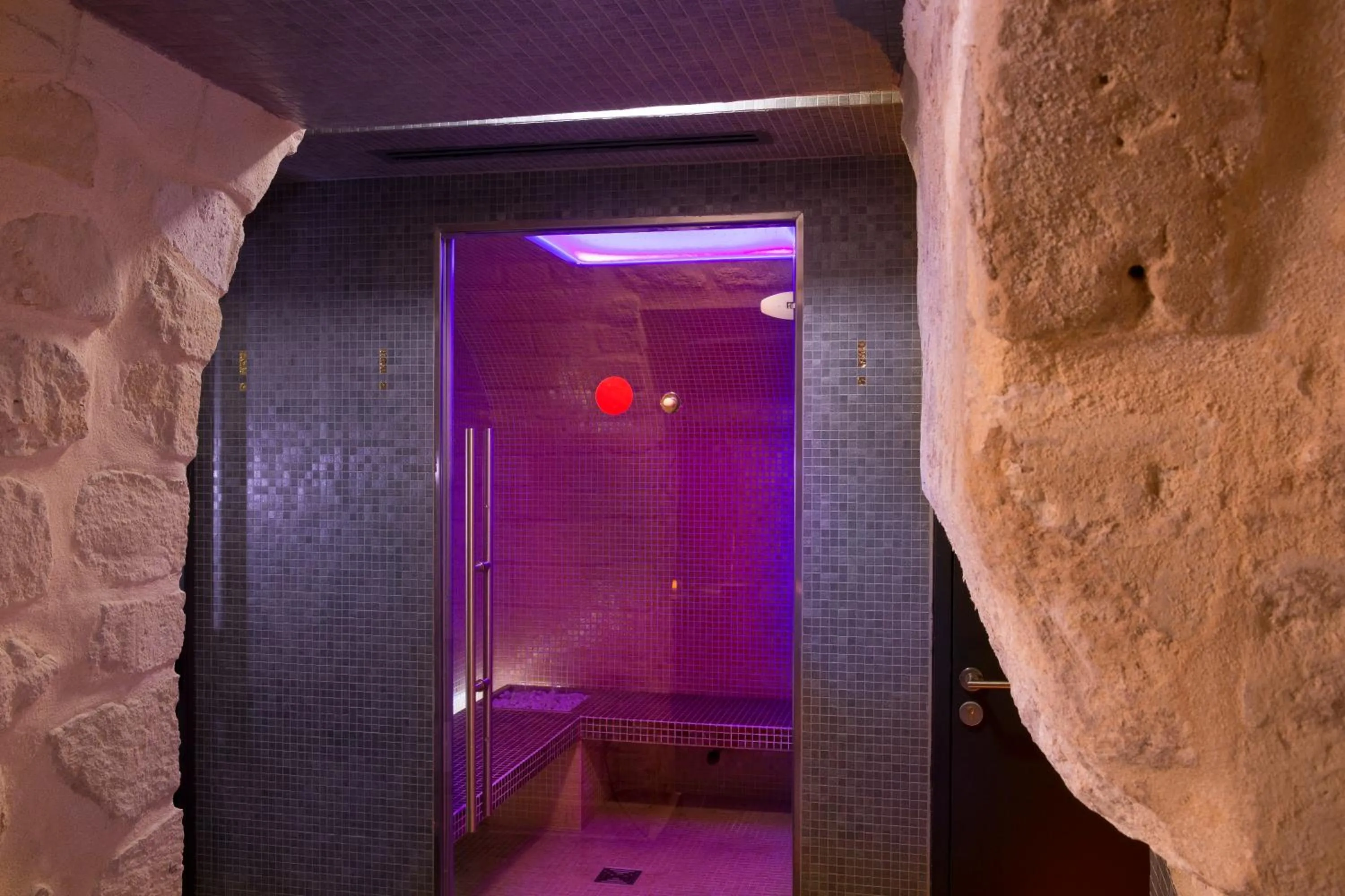 Steam room in Hôtel du Triangle d'Or