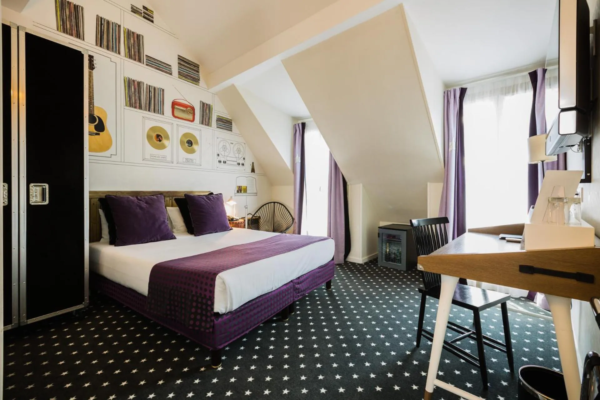 Photo of the whole room, Bed in Hôtel du Triangle d'Or