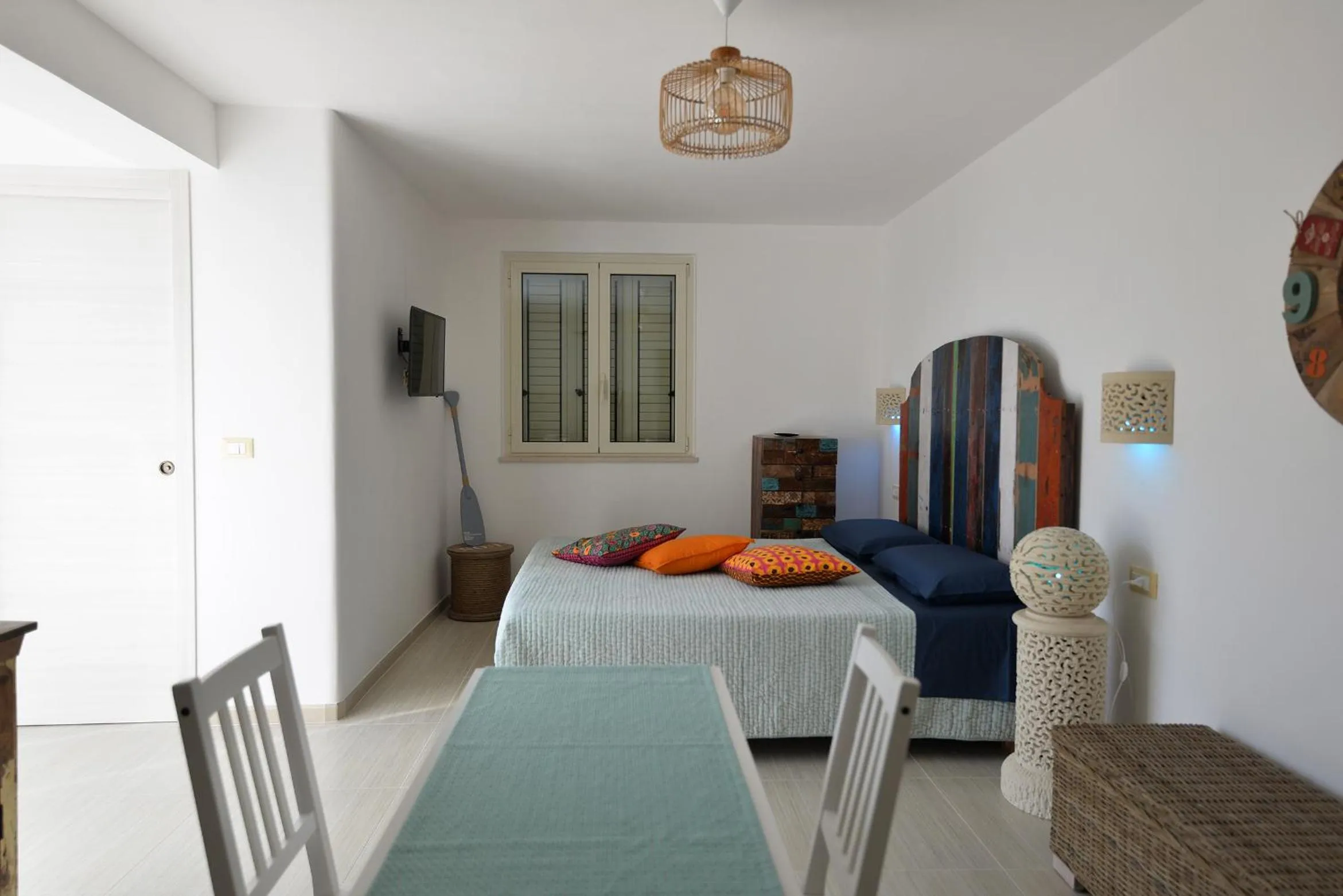 Living room, Bed in B&B A Pochi Passi