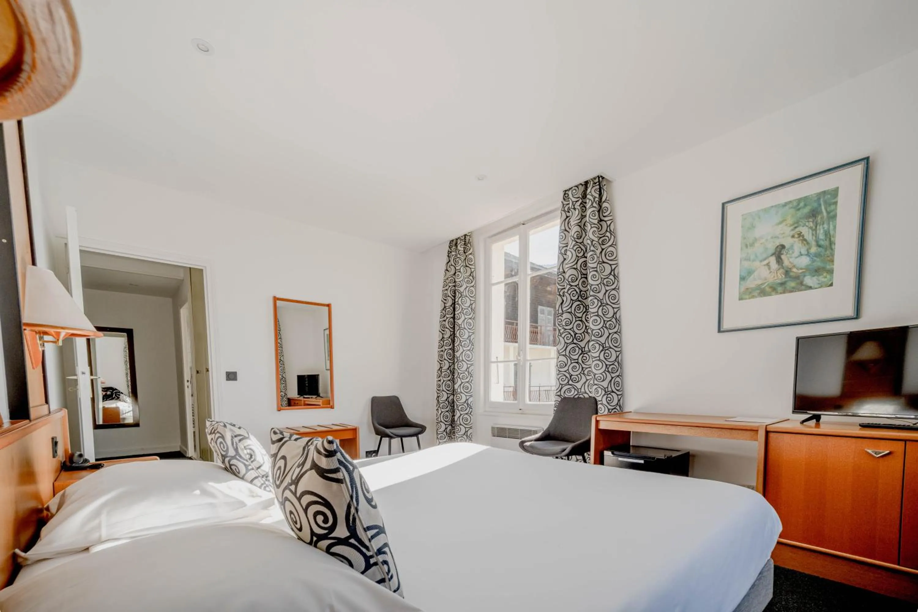 Photo of the whole room, Bed in Hotel du Lac