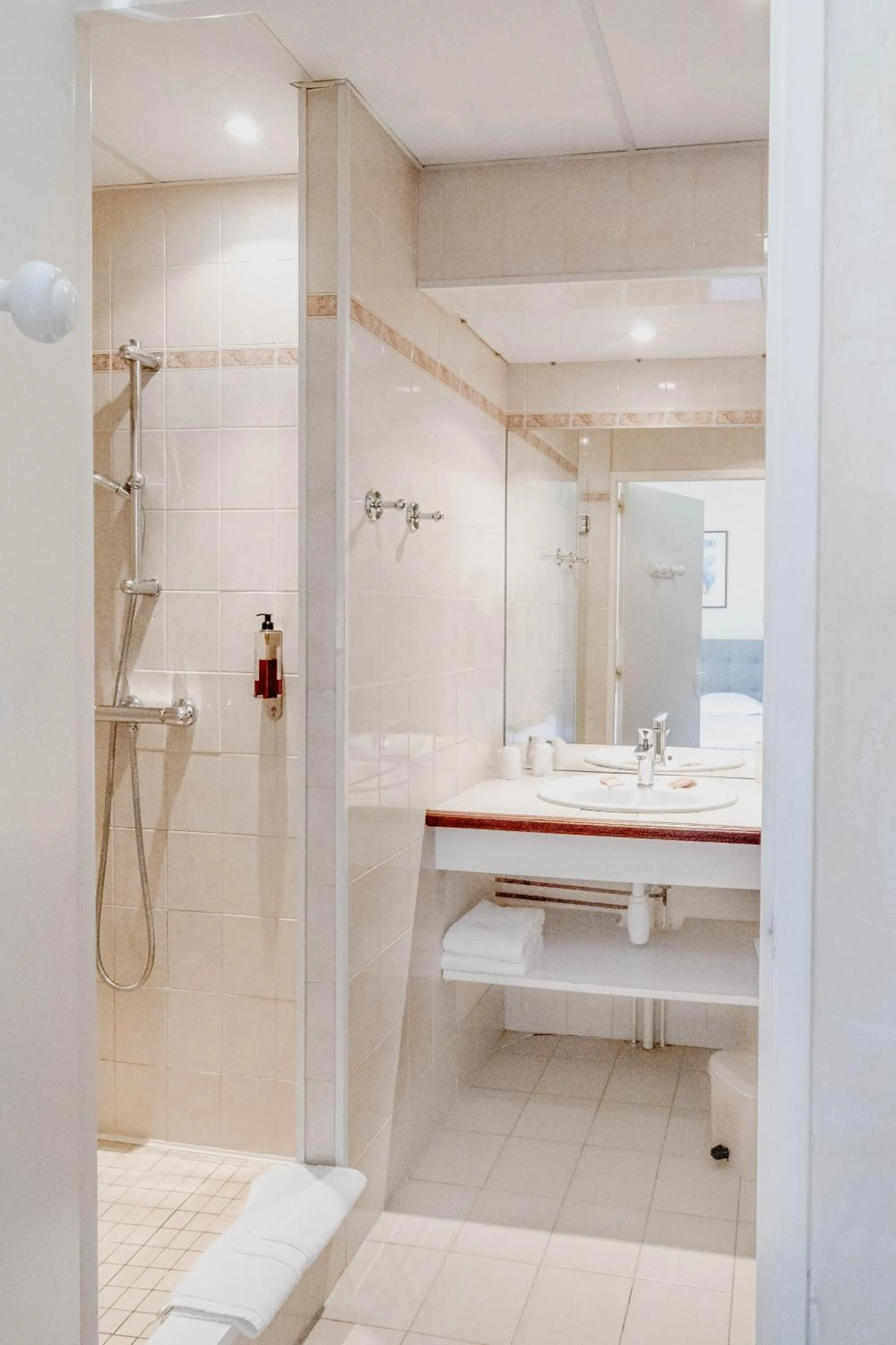 Shower in Hotel du Lac