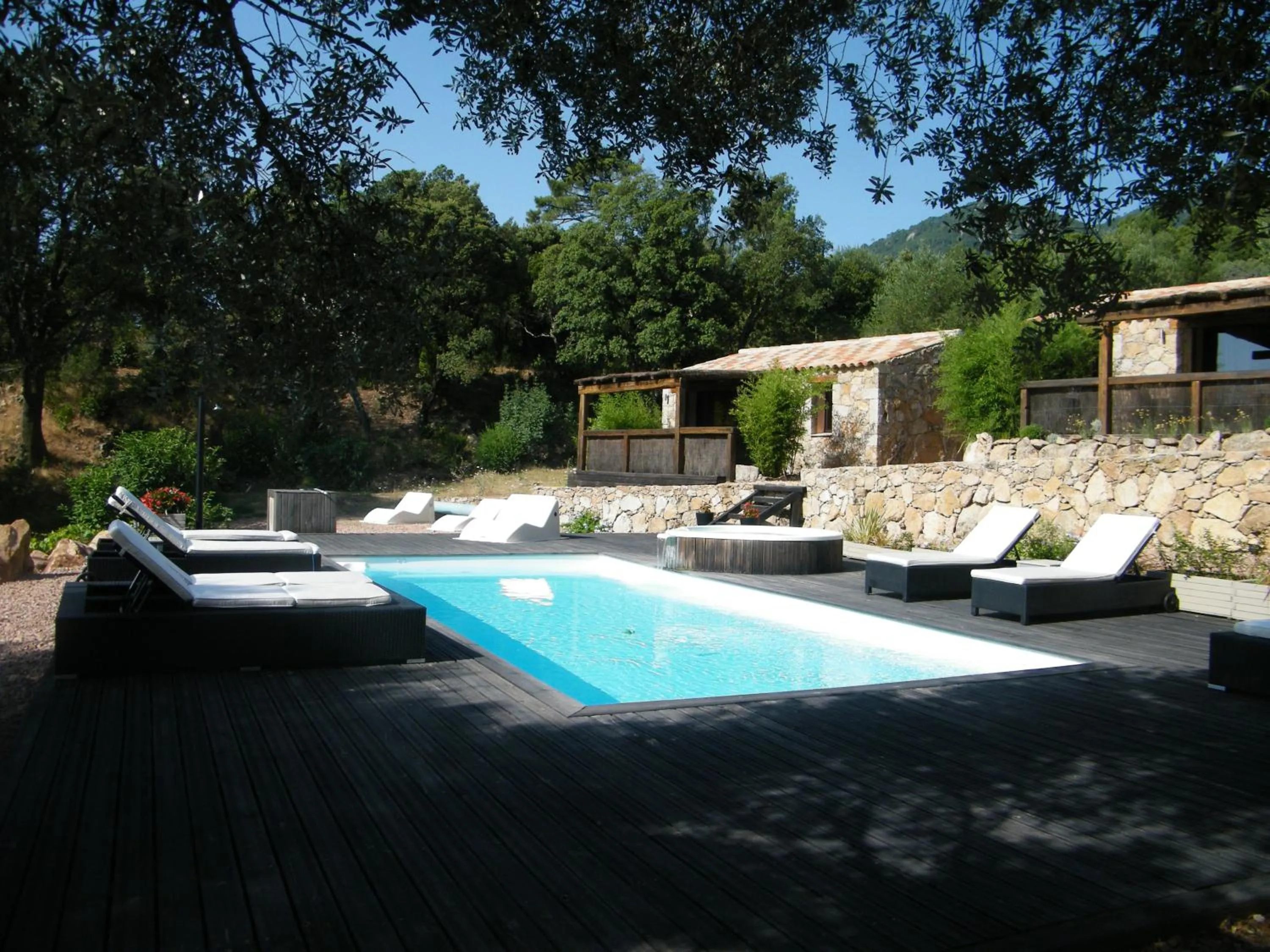 Pool view in Les Jardins de Mathieu