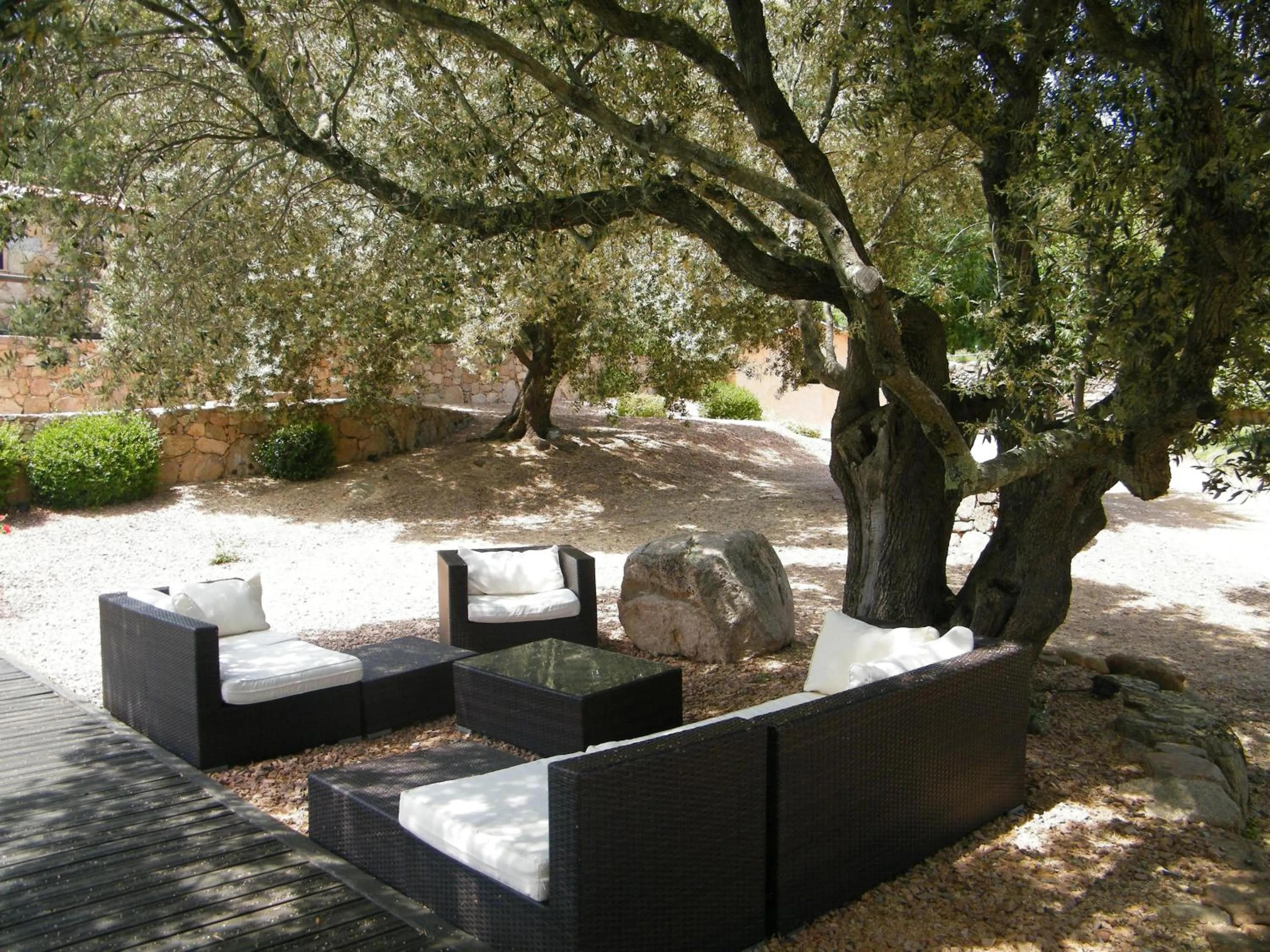 Seating area in Les Jardins de Mathieu