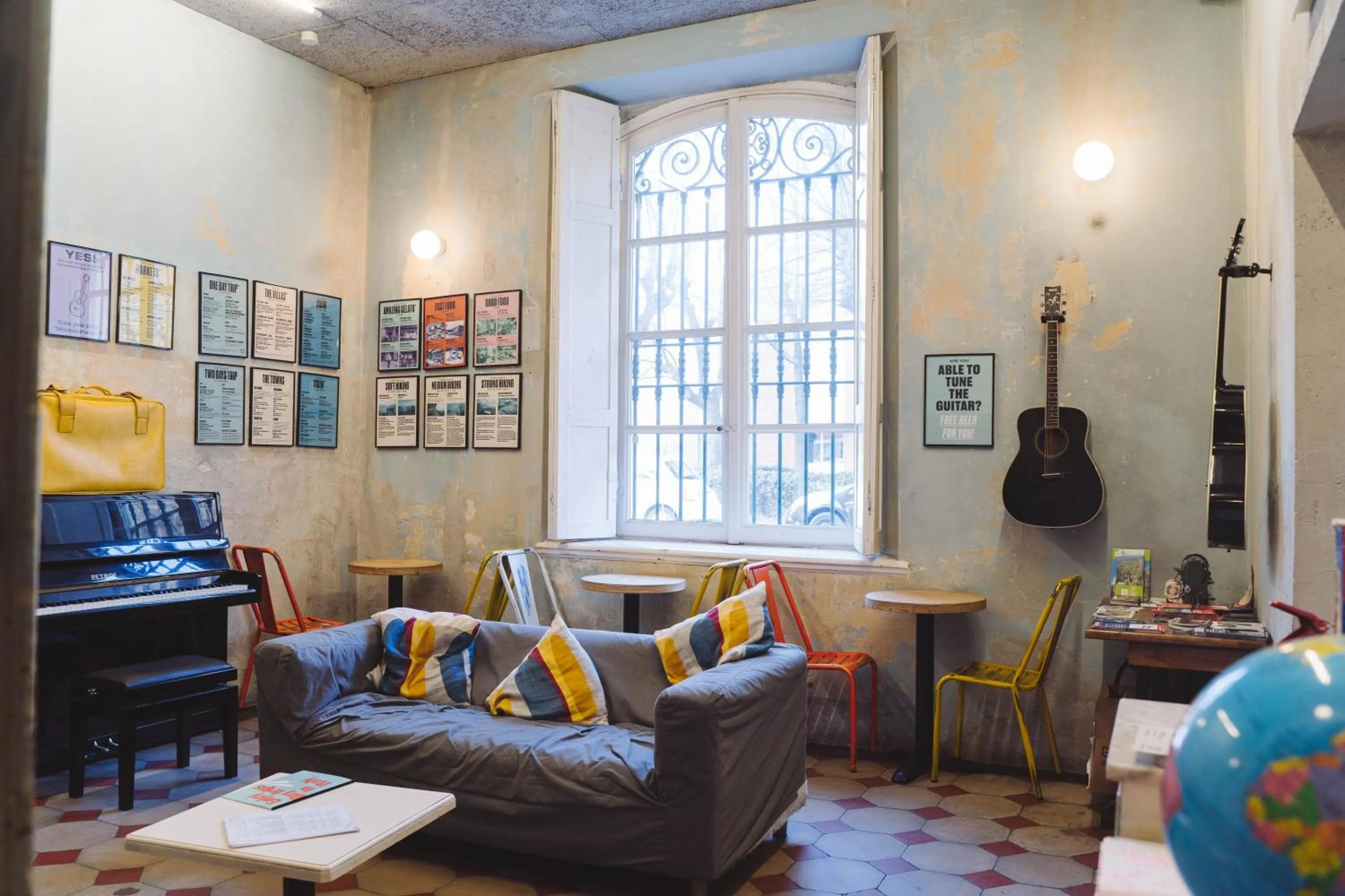 Communal lounge/ TV room in Ostello Bello Lake Como