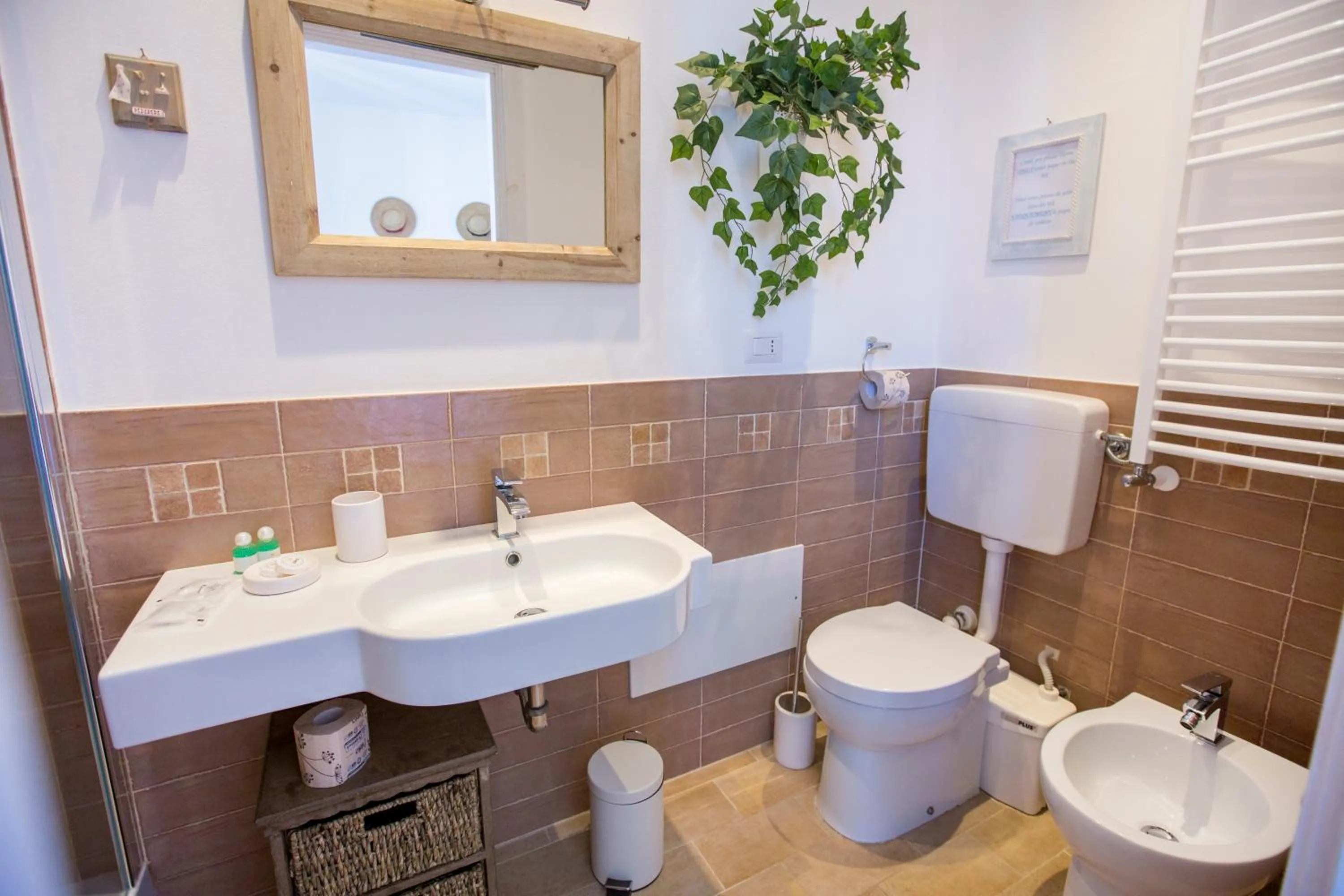 Shower in Azzurro B&B