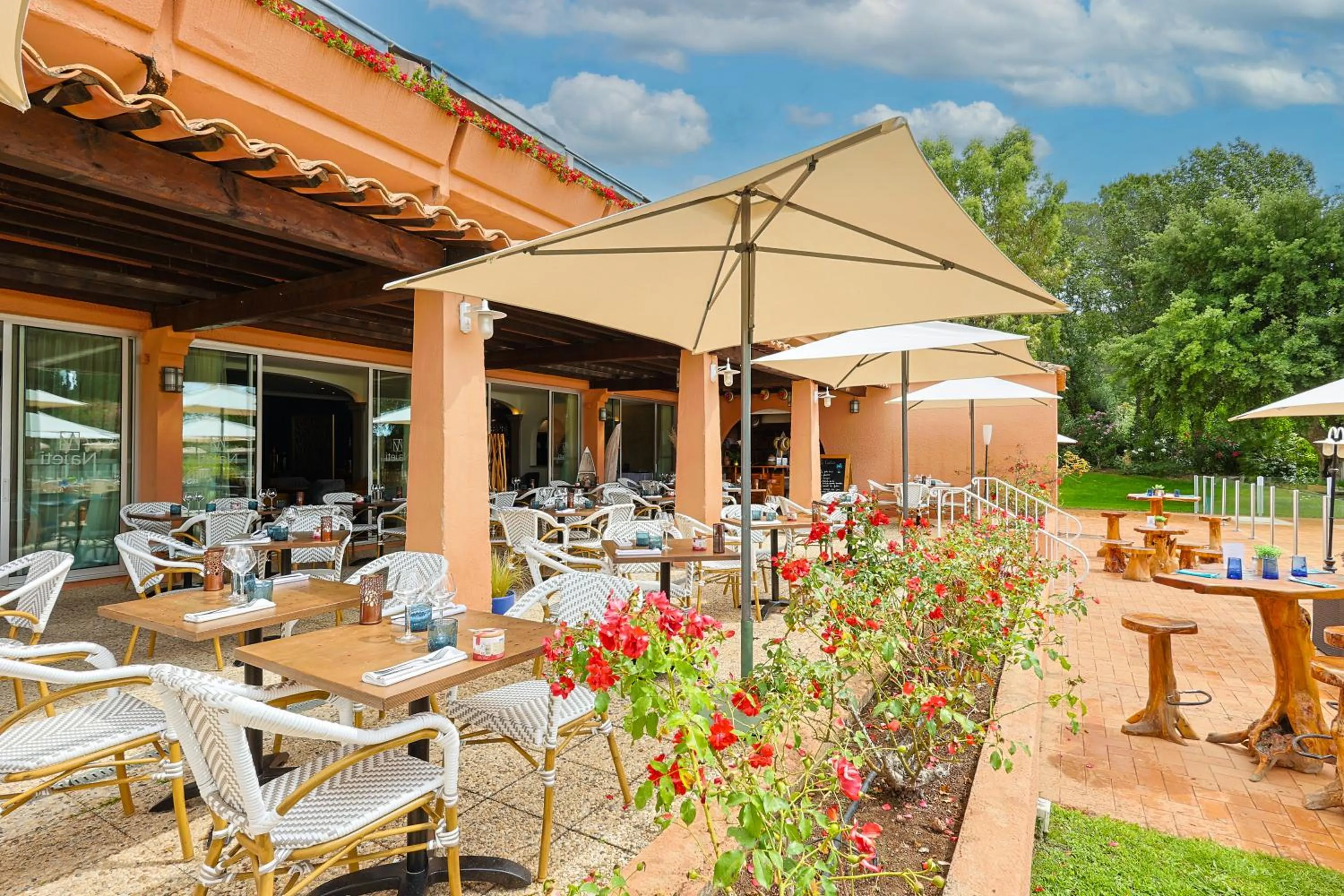 Lounge or bar in Golf Hôtel de Valescure & Spa NUXE