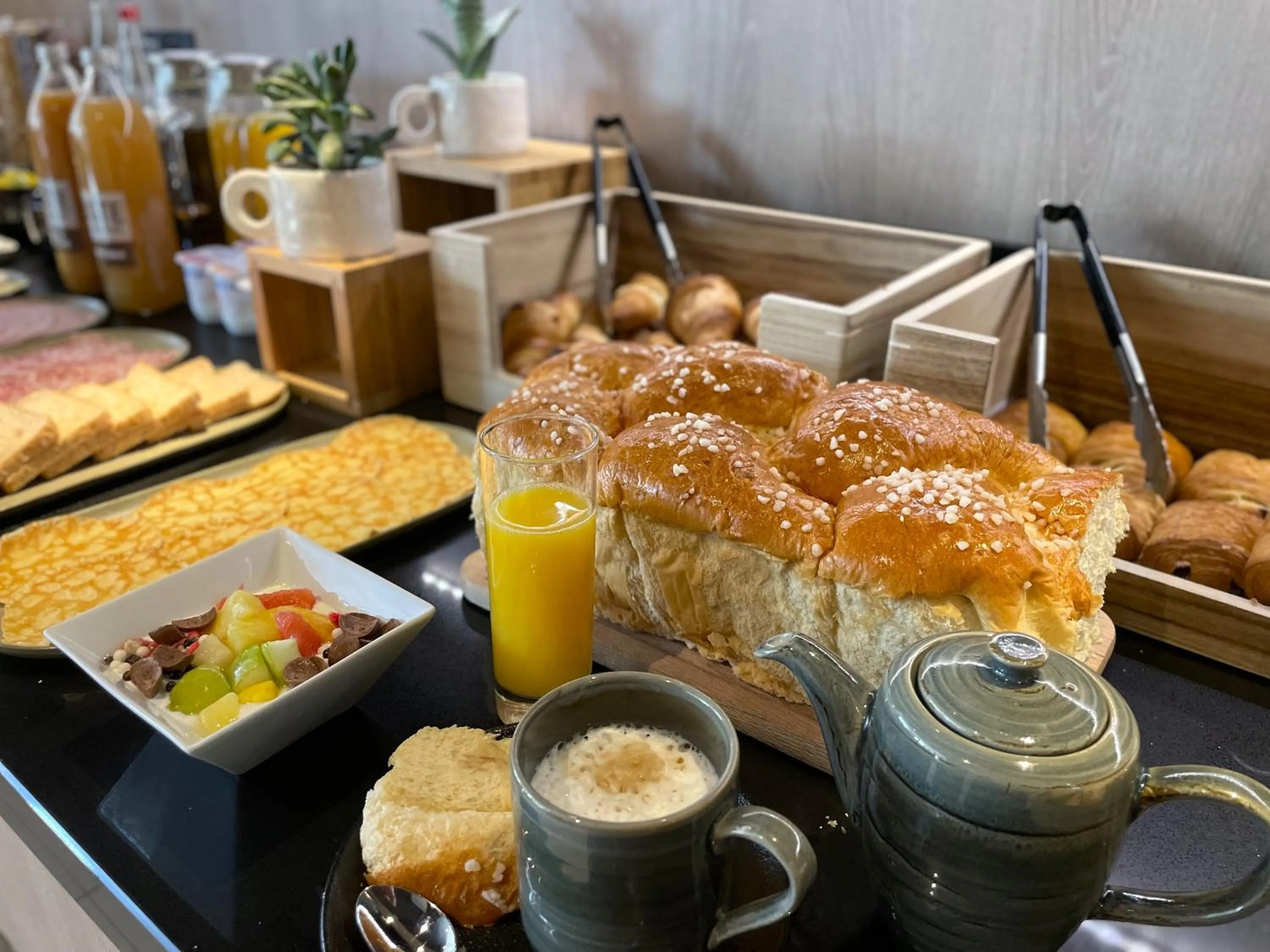 Food and drinks in Hôtel Villa Berlioz