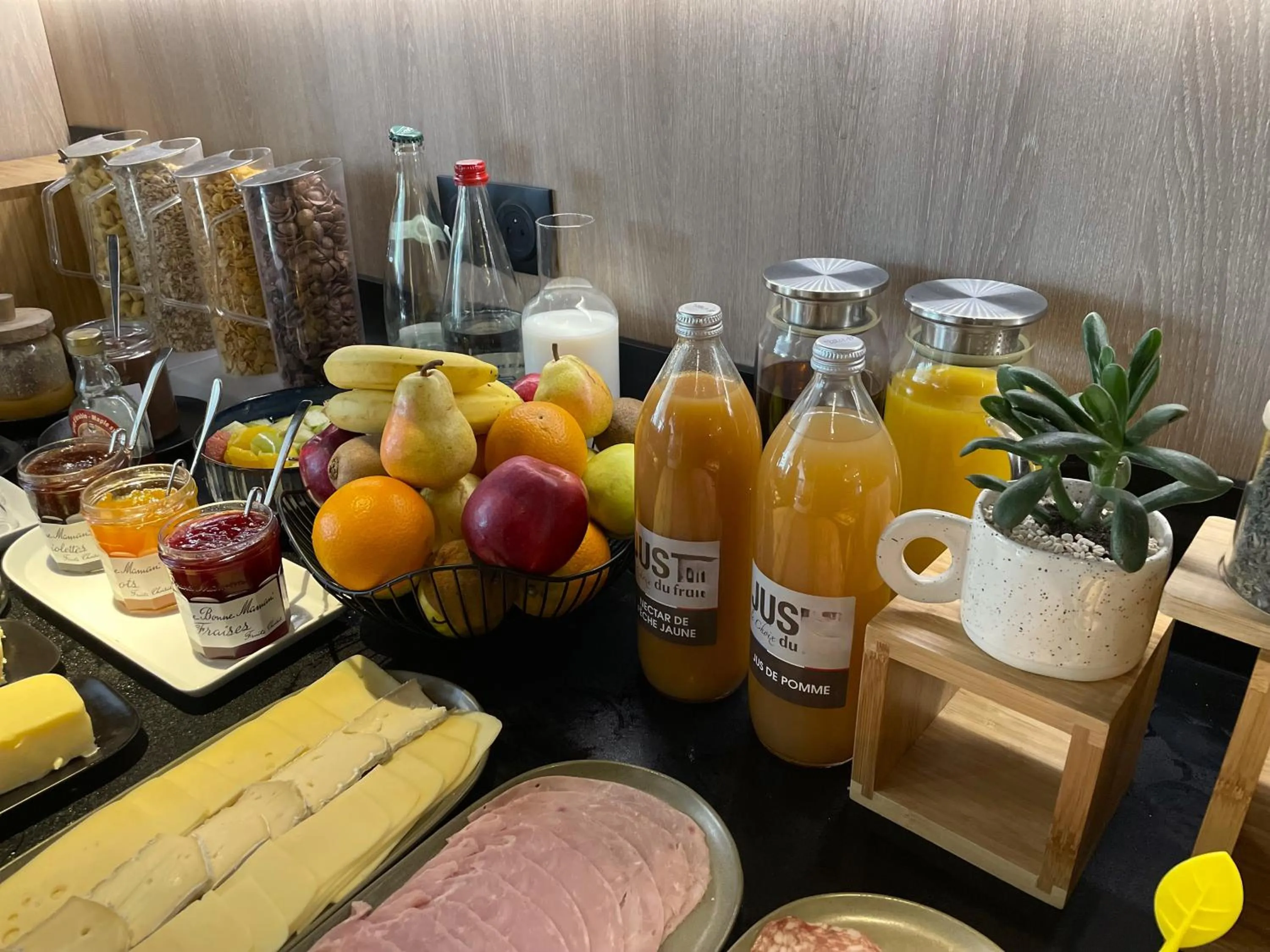 Breakfast in Hôtel Villa Berlioz