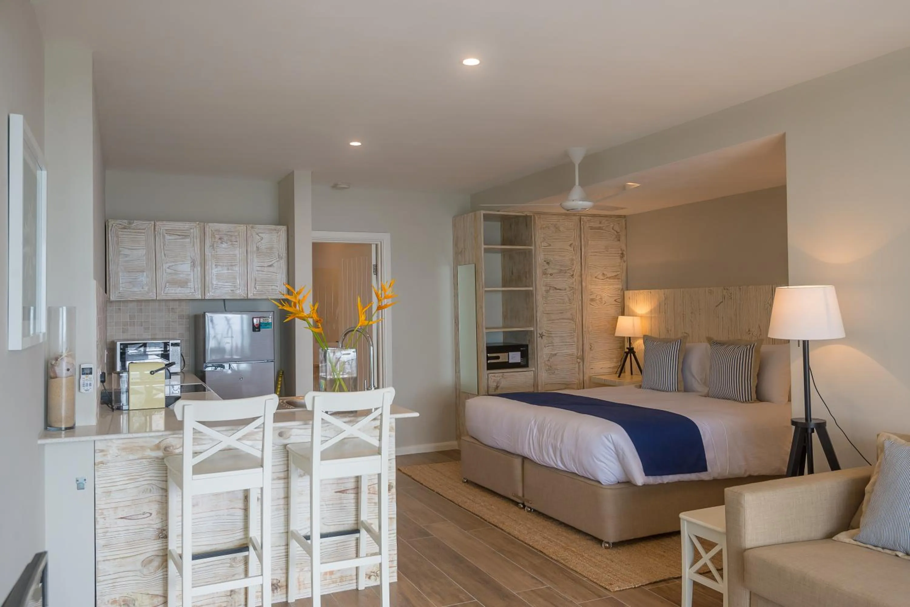 Kitchen or kitchenette, Bed in Le Nautique Beachfront Apartments