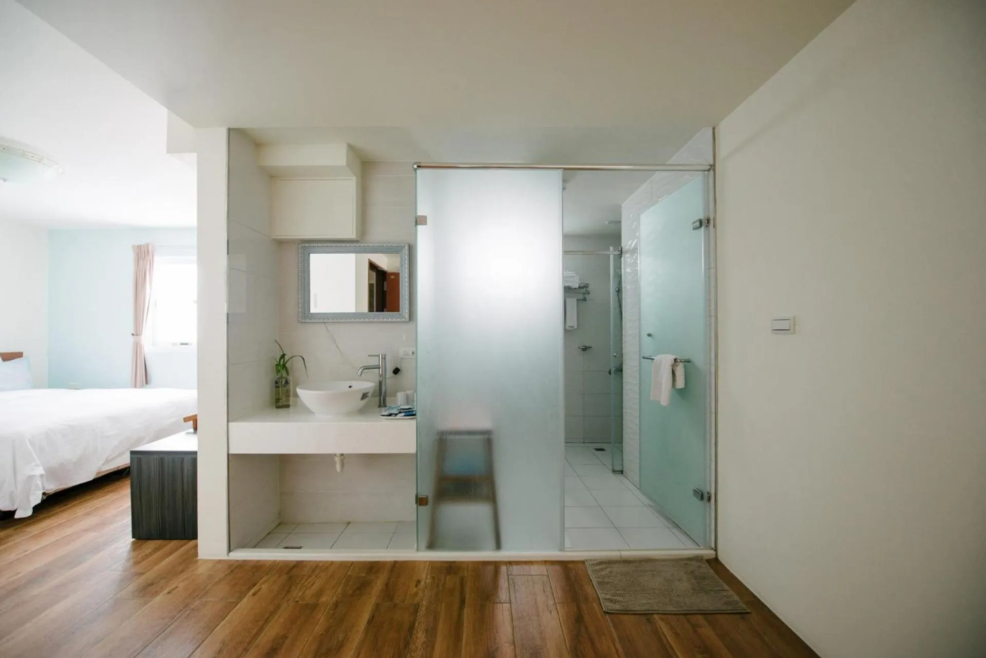 Shower, Bed in He Sen B&B