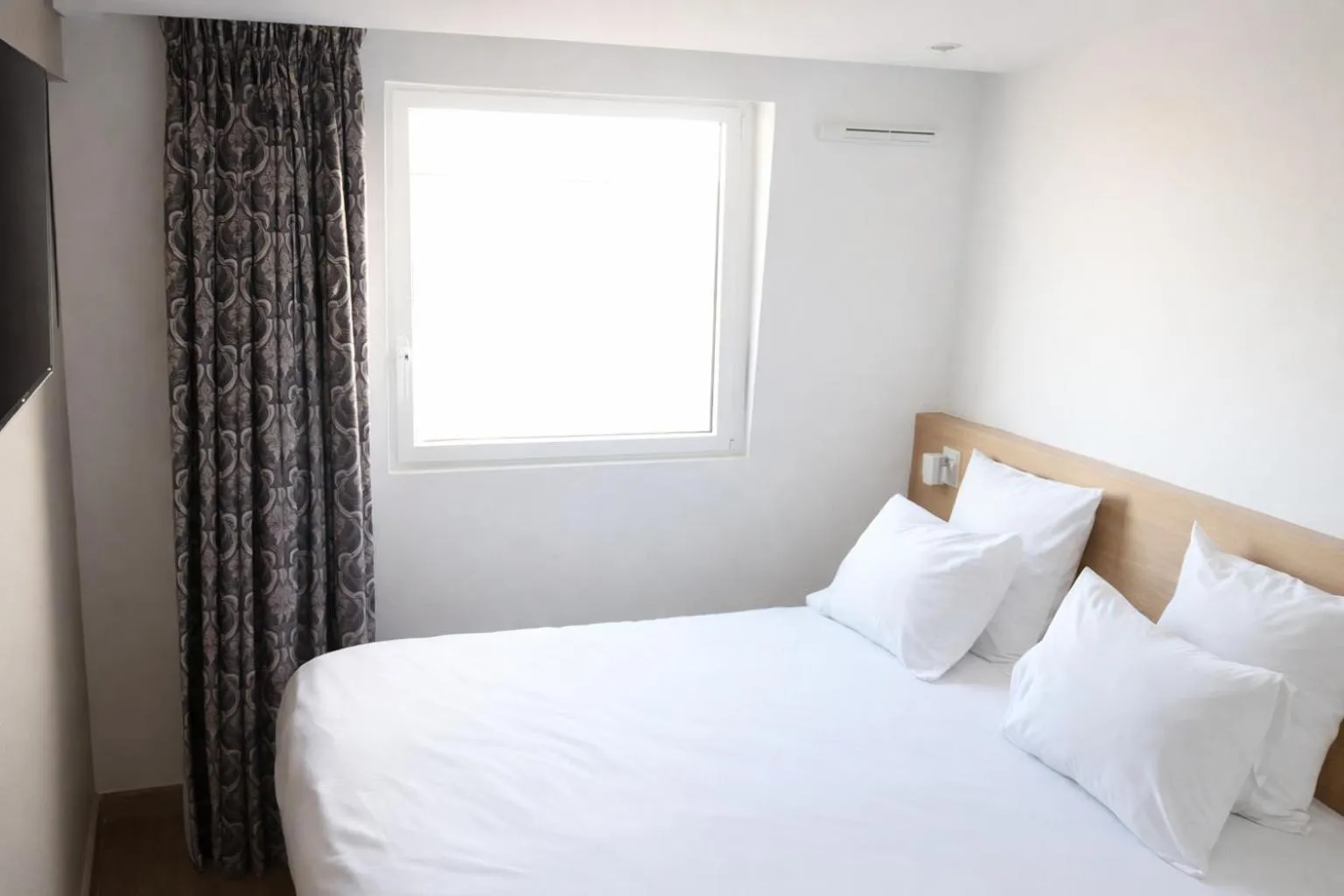 Bed in Geographotel Paris-Roissy CDG Airport