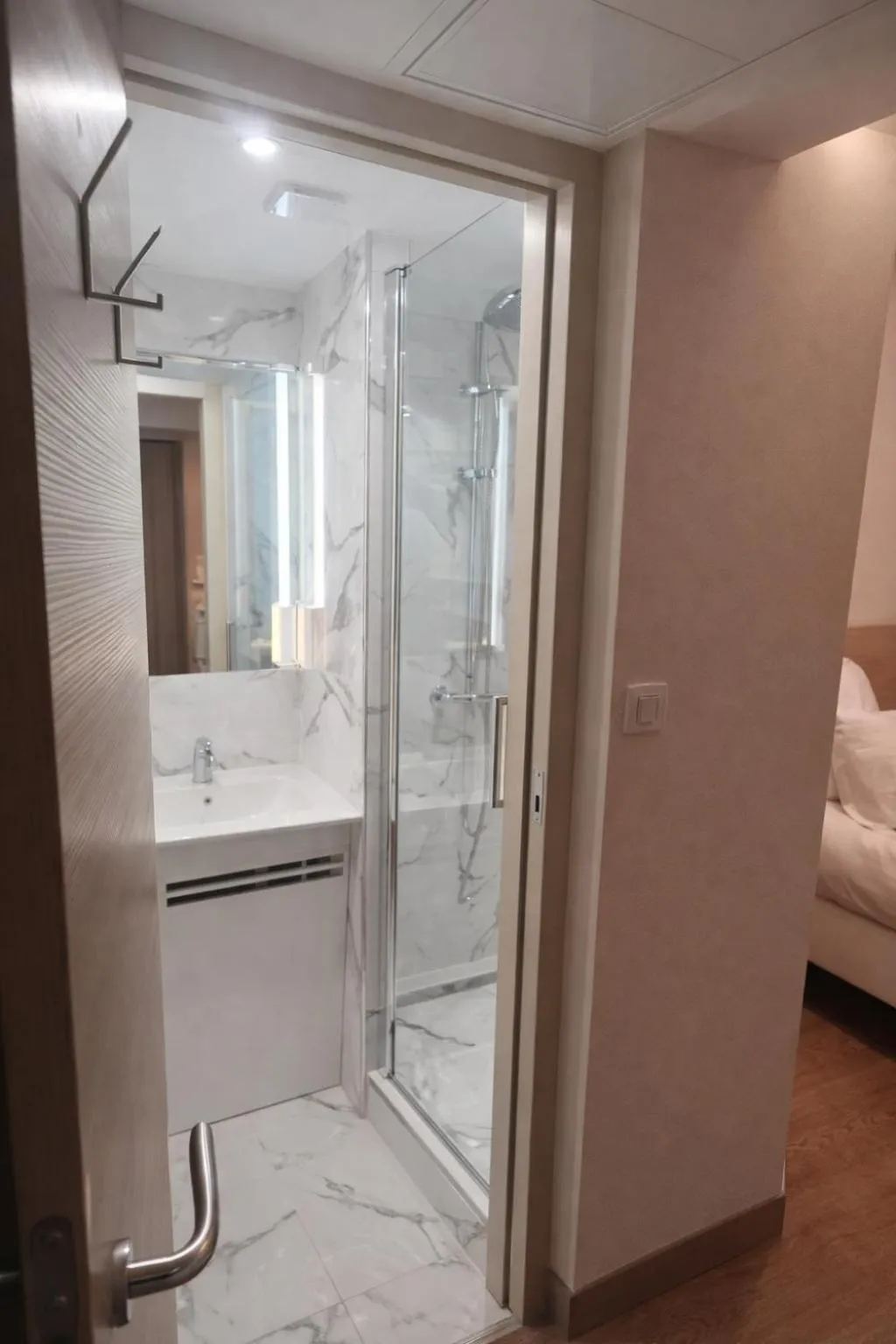 Shower in Geographotel Paris-Roissy CDG Airport