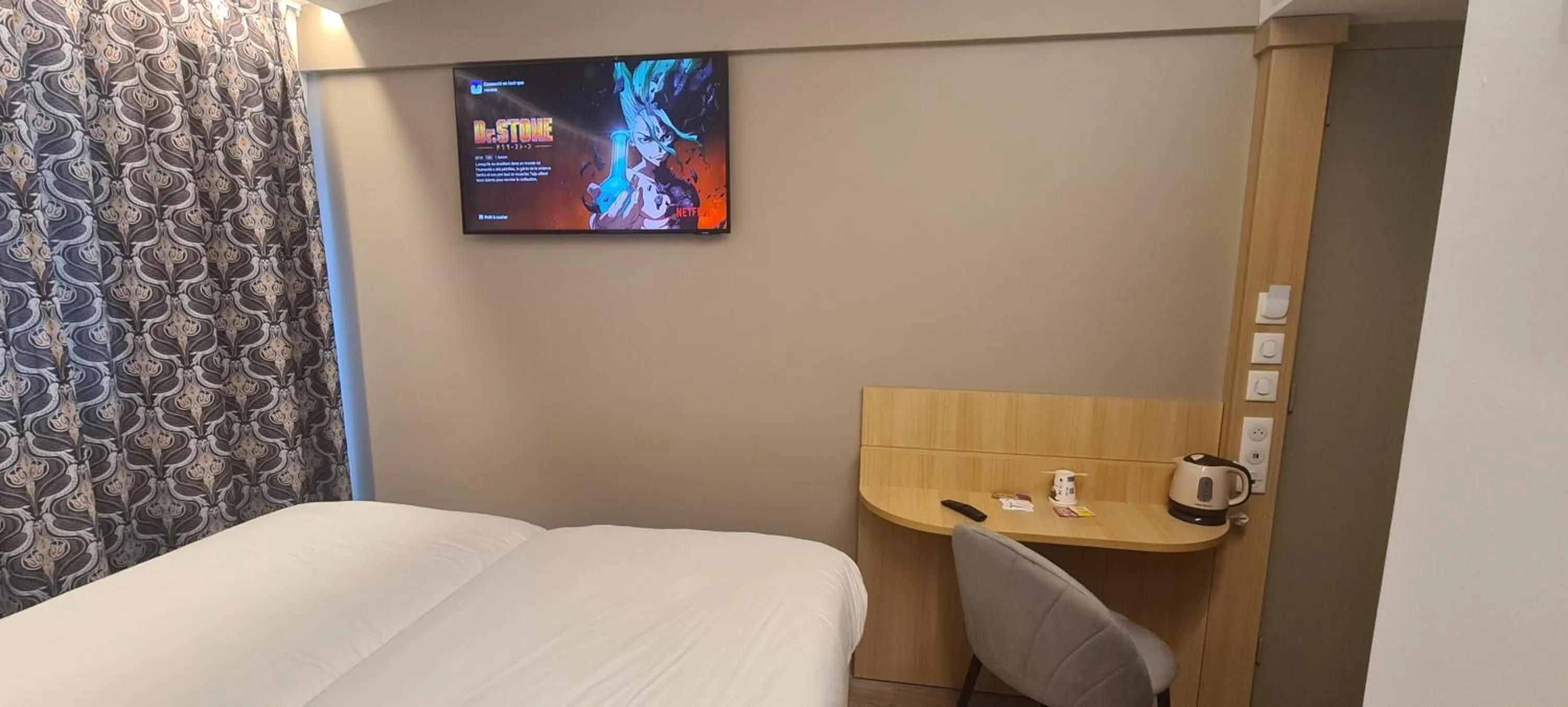 TV and multimedia, Bed in Geographotel Paris-Roissy CDG Airport