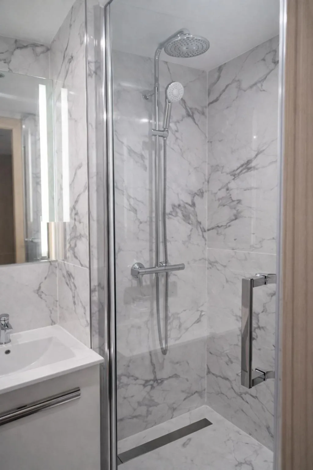 Shower in Geographotel Paris-Roissy CDG Airport