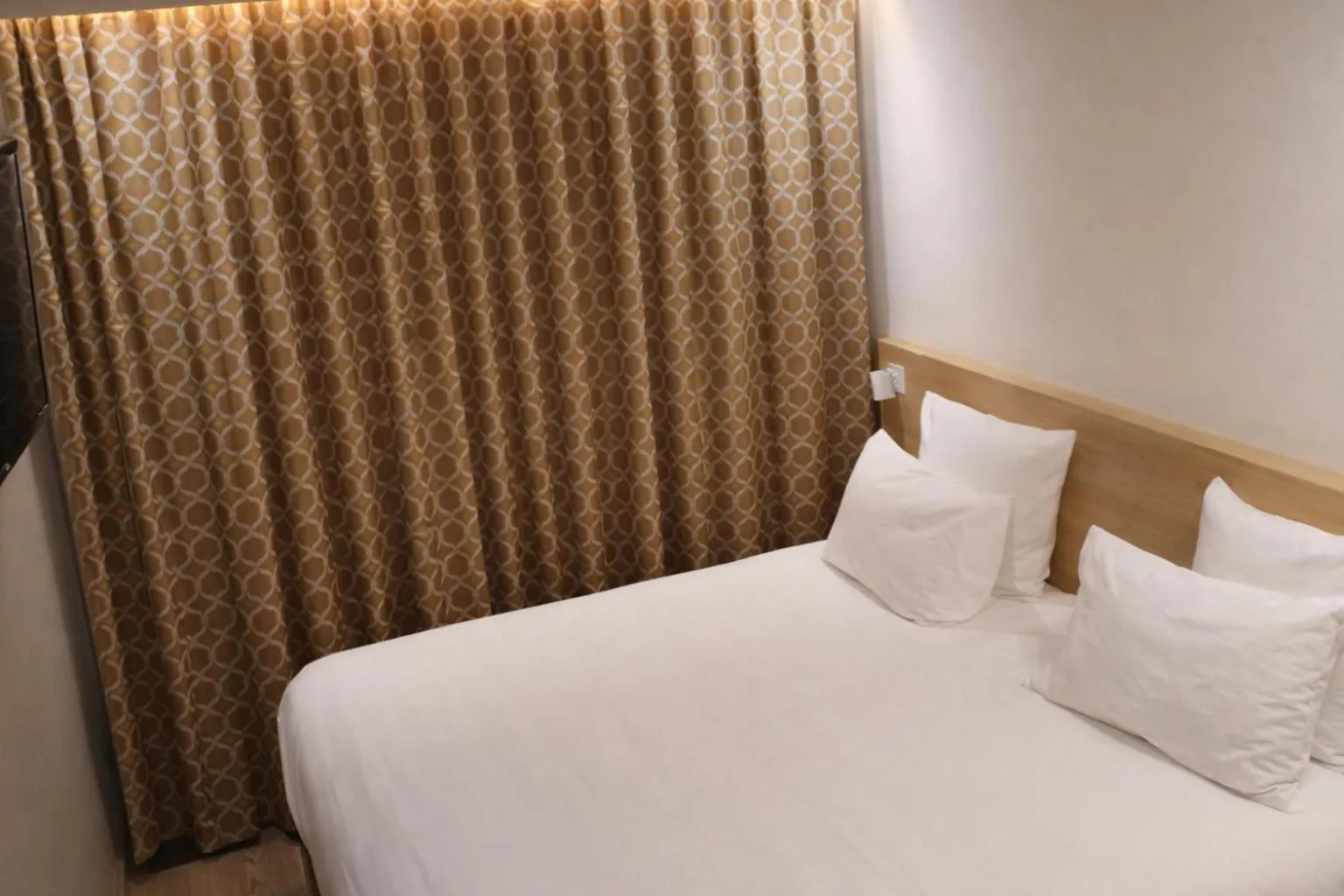 Bed in Geographotel Paris-Roissy CDG Airport