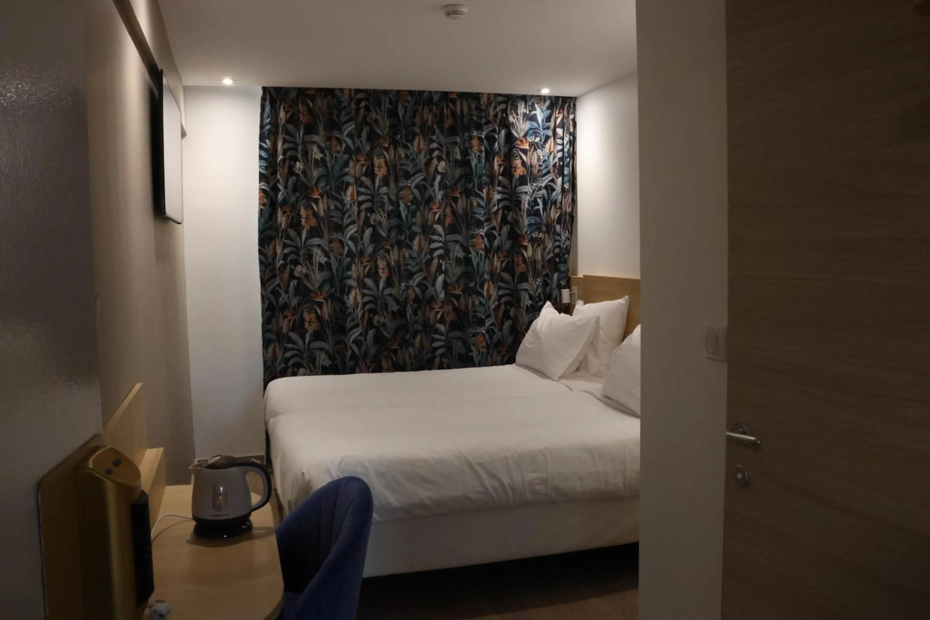 Bed in Geographotel Paris-Roissy CDG Airport