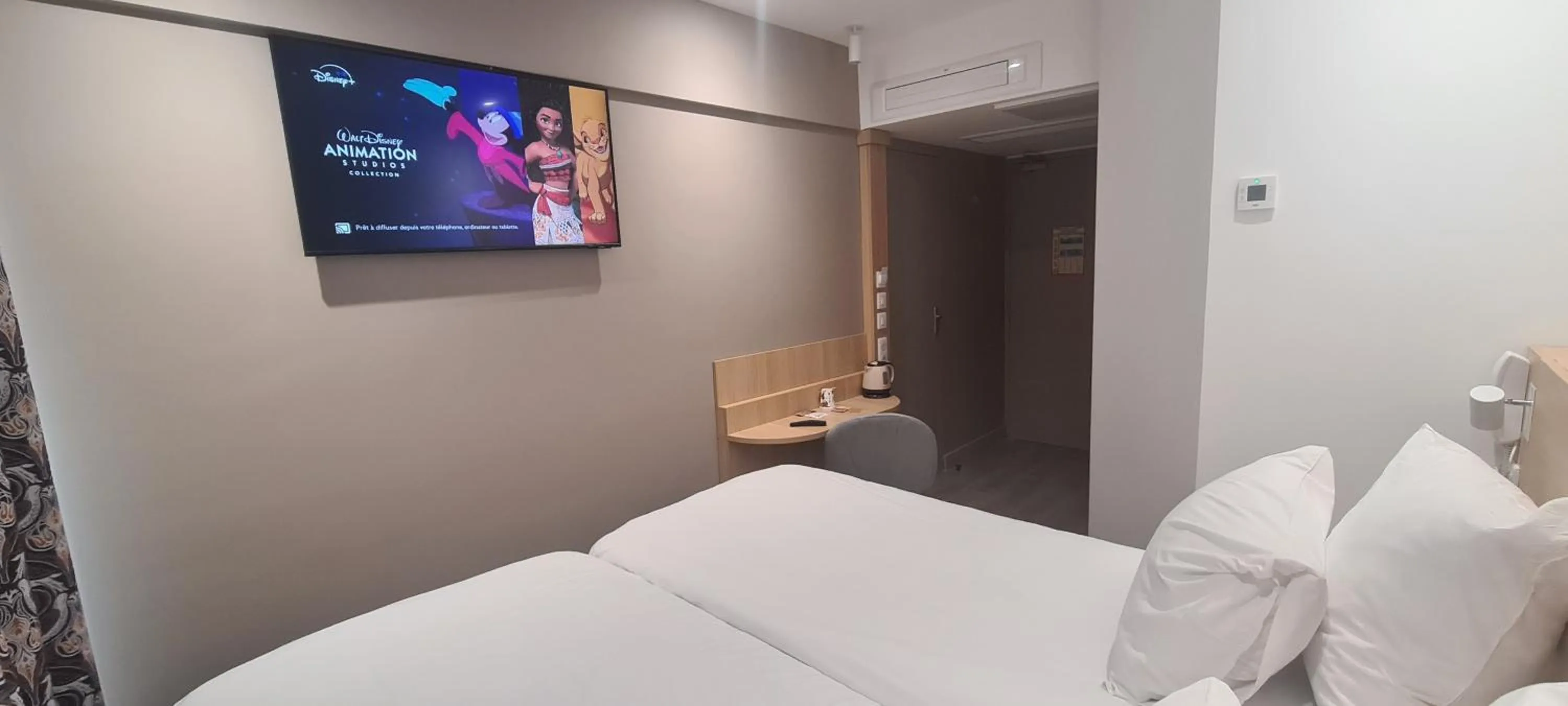 Bed in Geographotel Paris-Roissy CDG Airport