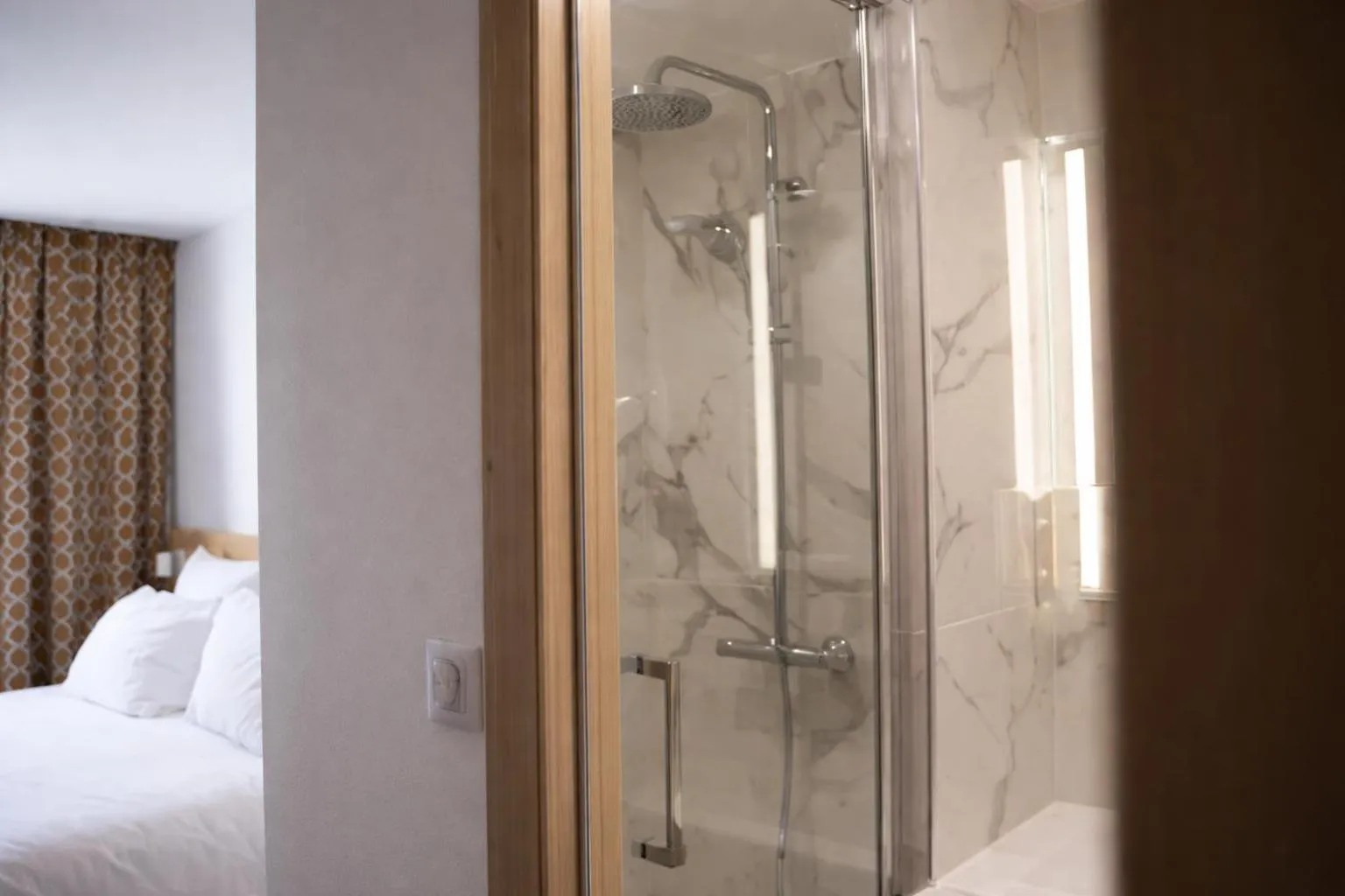 Shower, Bed in Geographotel Paris-Roissy CDG Airport