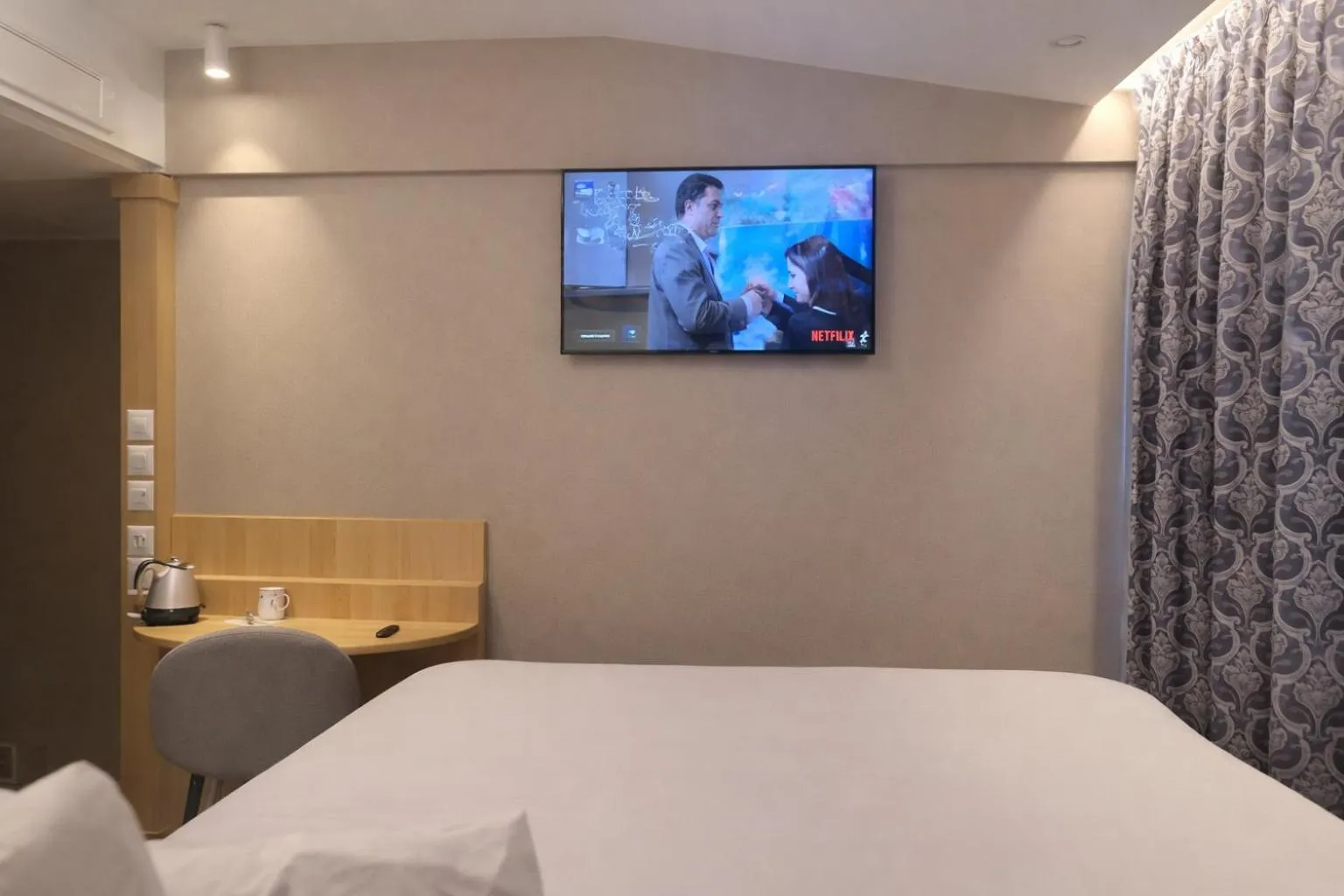 TV and multimedia, Bed in Geographotel Paris-Roissy CDG Airport