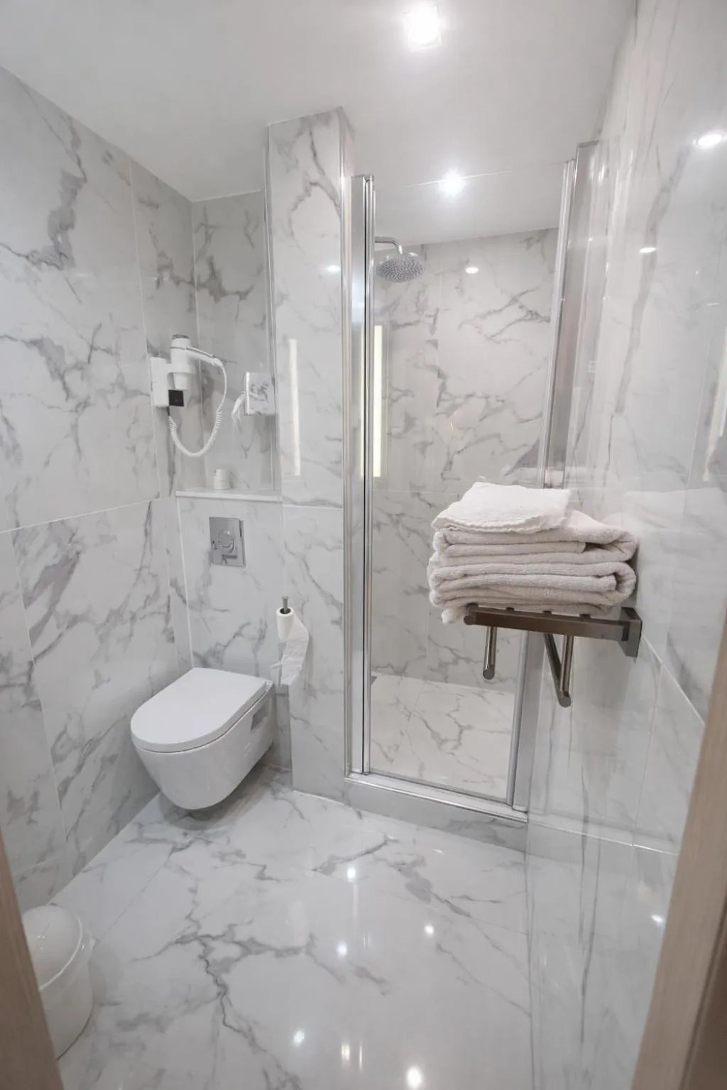 Bathroom in Geographotel Paris-Roissy CDG Airport