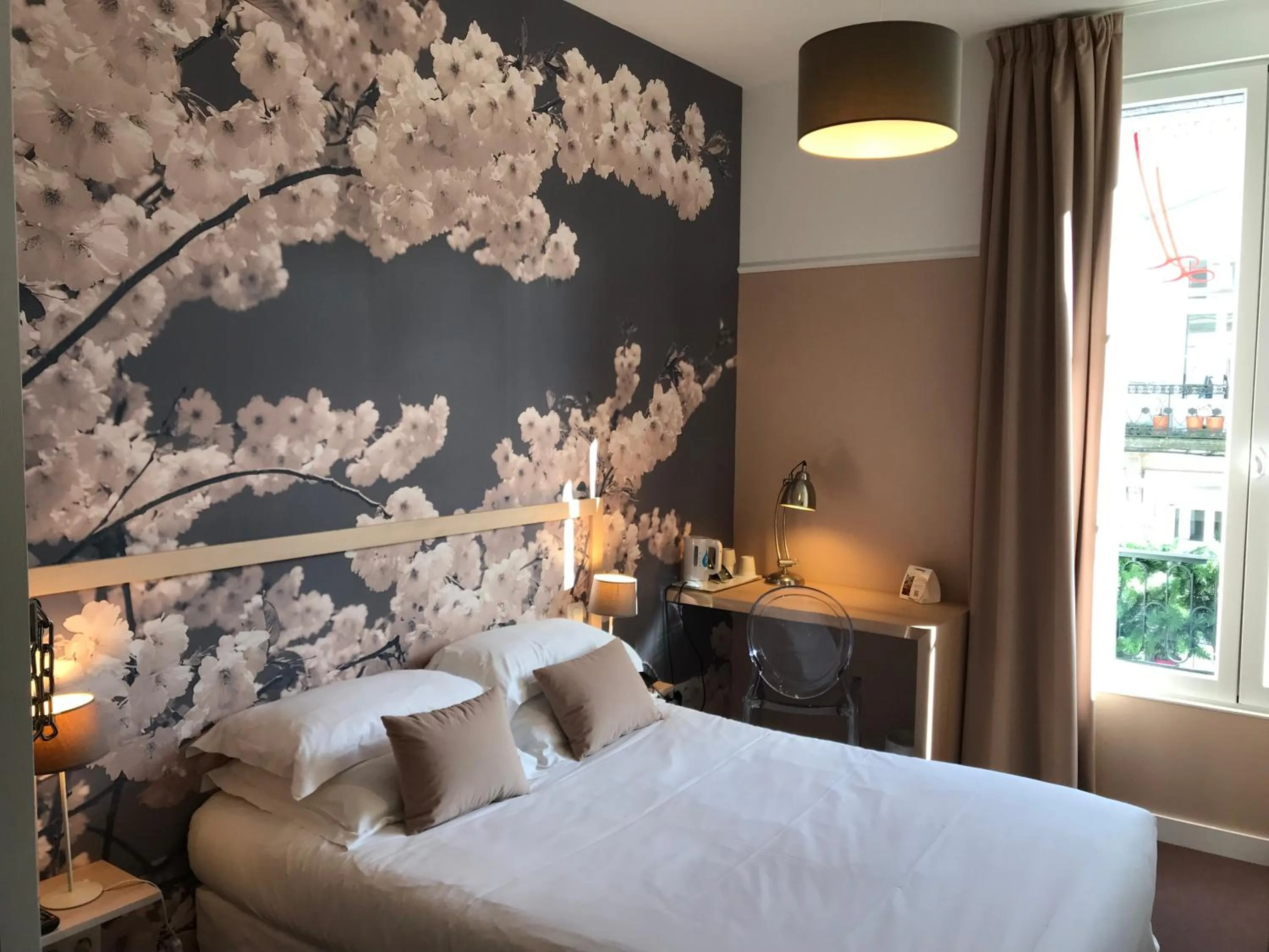 Bedroom, Bed in The Originals Boutique, Hôtel Le Londres, Saumur